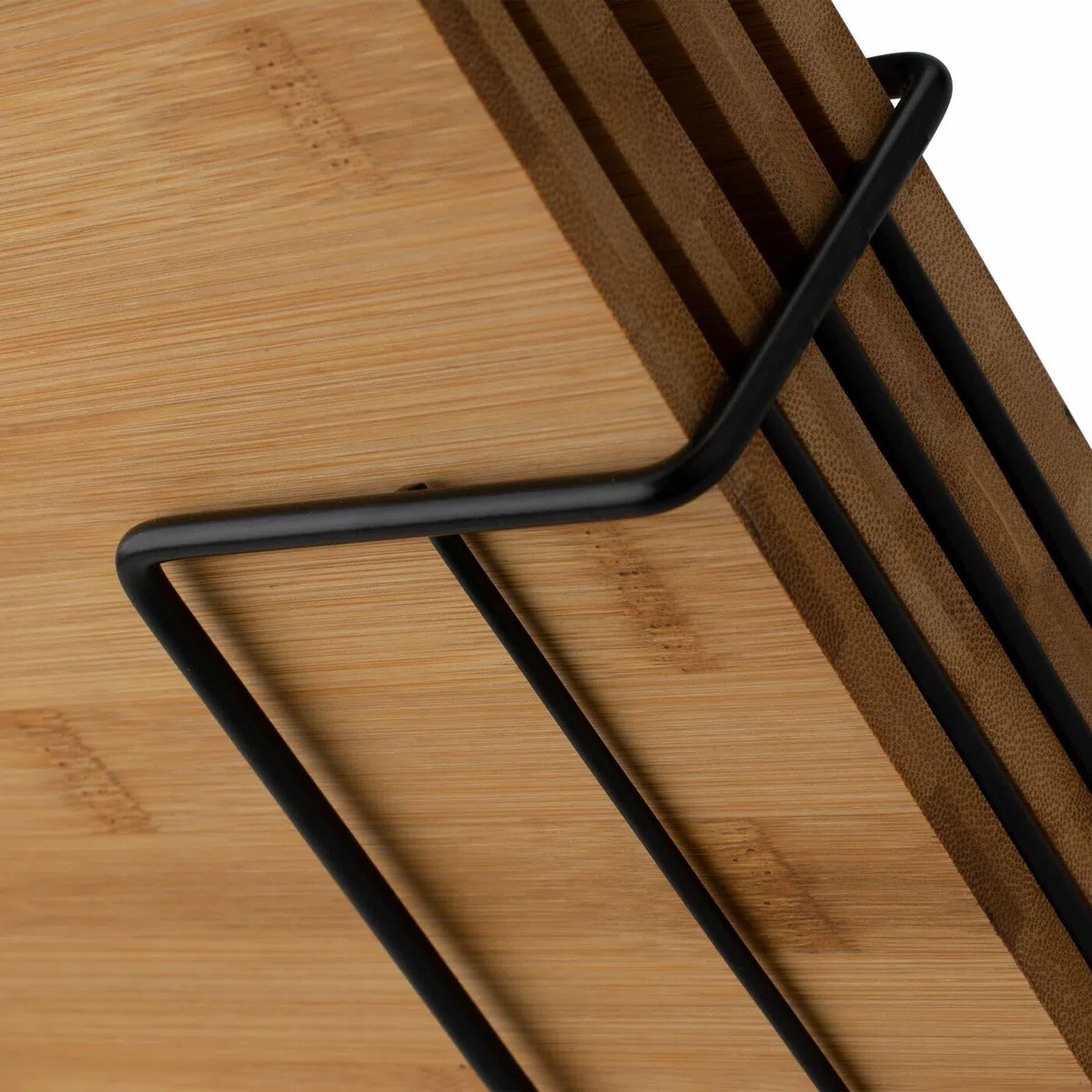 Juego de 4 tablas de cortar con soporte de cedro, un juego de tablas de cocina de bambú en un soporte de metal negro, tabla de cortar