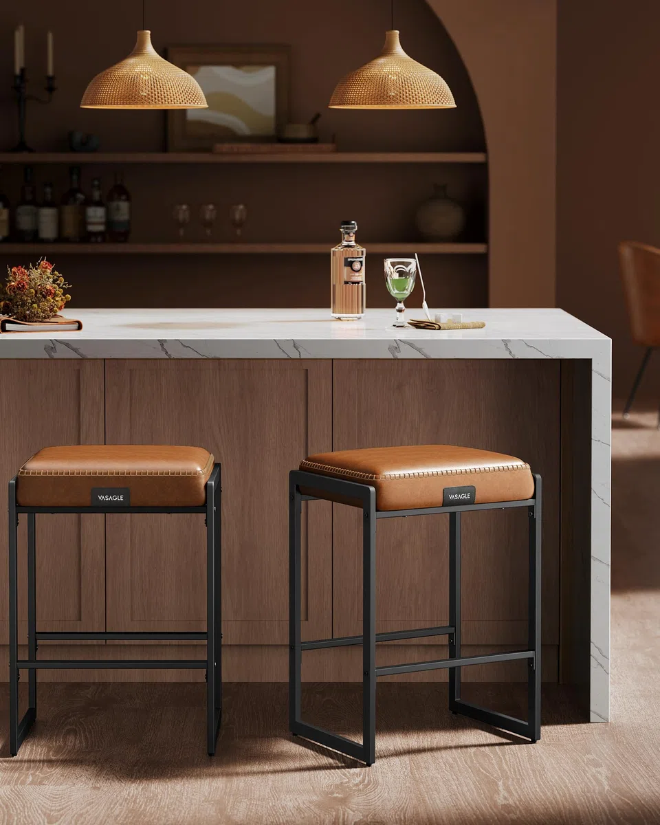 VASAGLE EKHO Colección - Juego de 2 Taburetes de Bar, Taburetes de Cocina, Cuero Sintético con Costuras, Moderno Siglo Medio, 66 cm de Alto, Bar Casa, Comedor, Fácil montaje, Marrón Caramelo LBC086K01