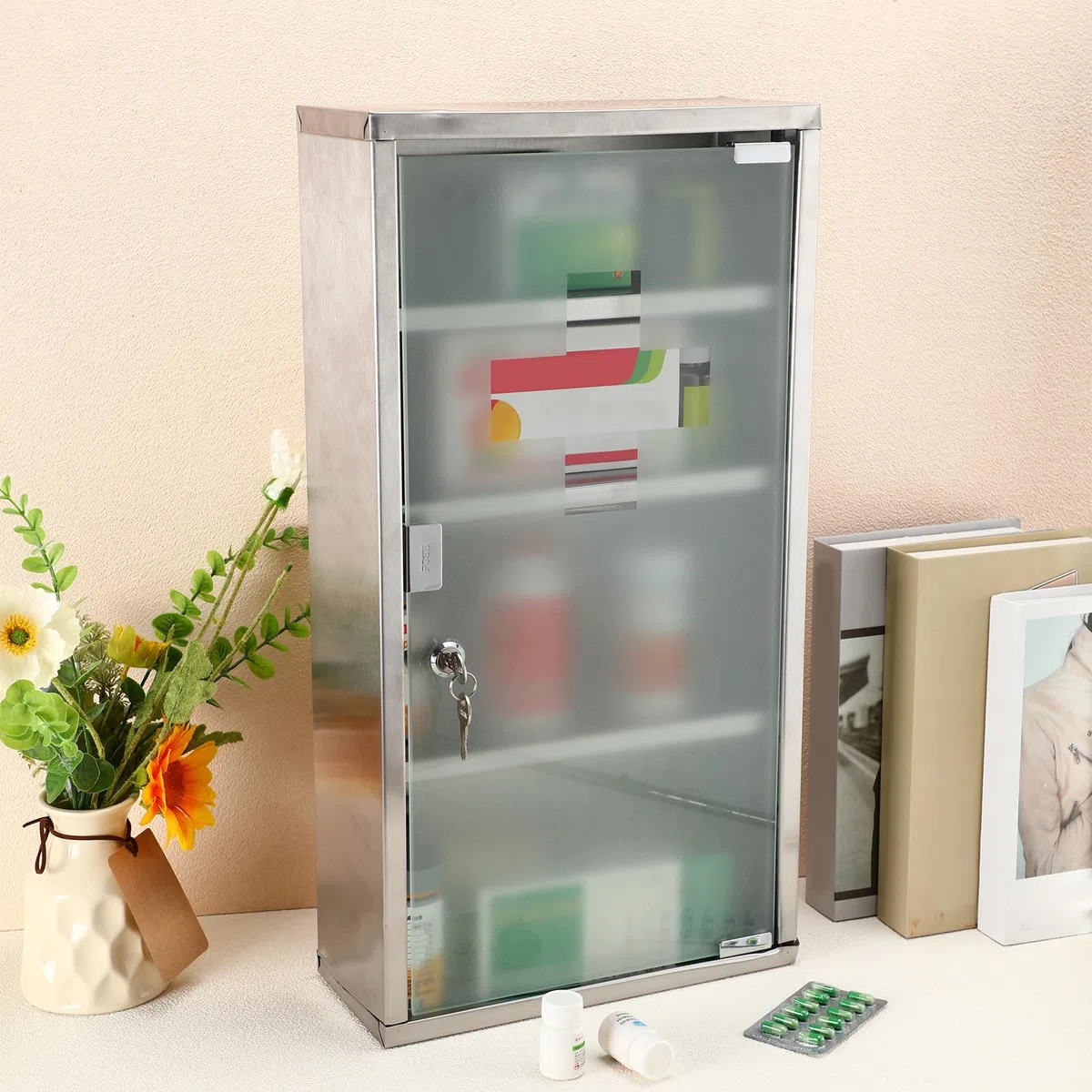 Timgle Botiquín con cerradura, botiquín de primeros auxilios, montado en la pared, almacenamiento de baño, gabinete médico colgante para baño, vestuario, plateado brillante (4 estantes)