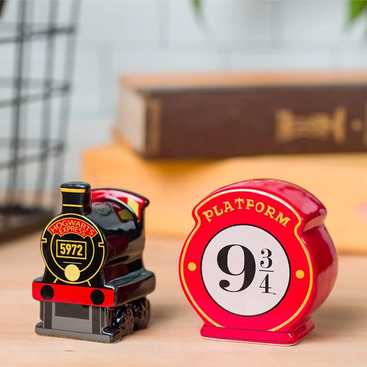 Silver Buffalo Warner Bros. Harry Potter Hogwarts Express - Salero y pimentero (cerámica), diseño de Hogwarts