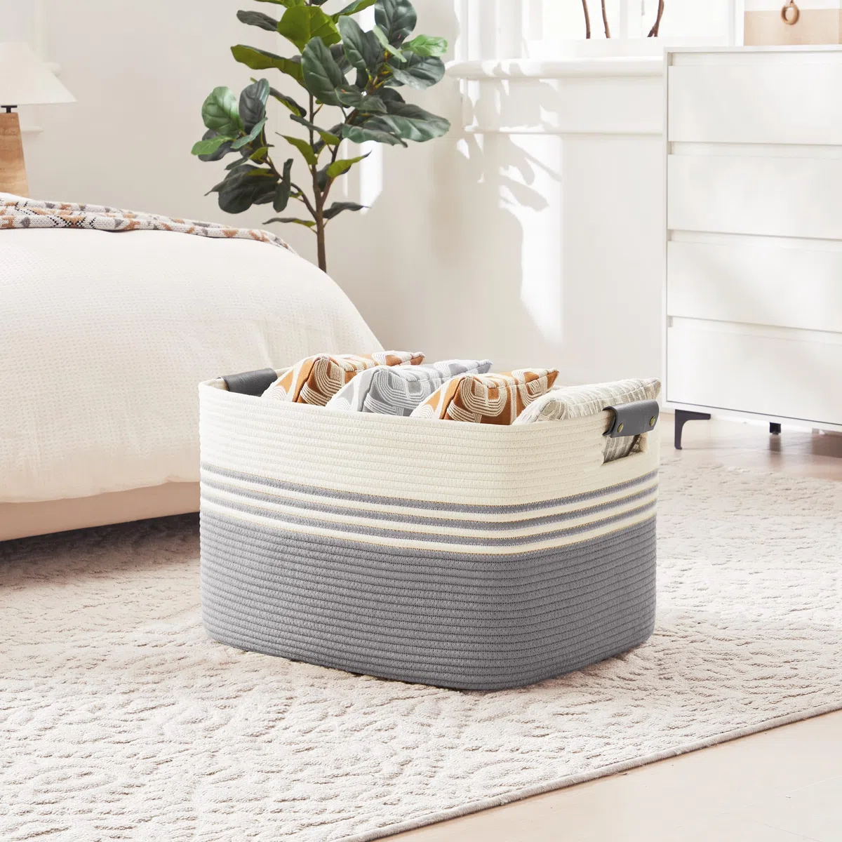 Cesto grande para ropa trenzado en cuerda de algodón, 86L, recipiente con asas de cuero, para mantas, ropa, juguetes, de lavandería para habitación infantil o salón, 60x40x36 cm, blanco y gris