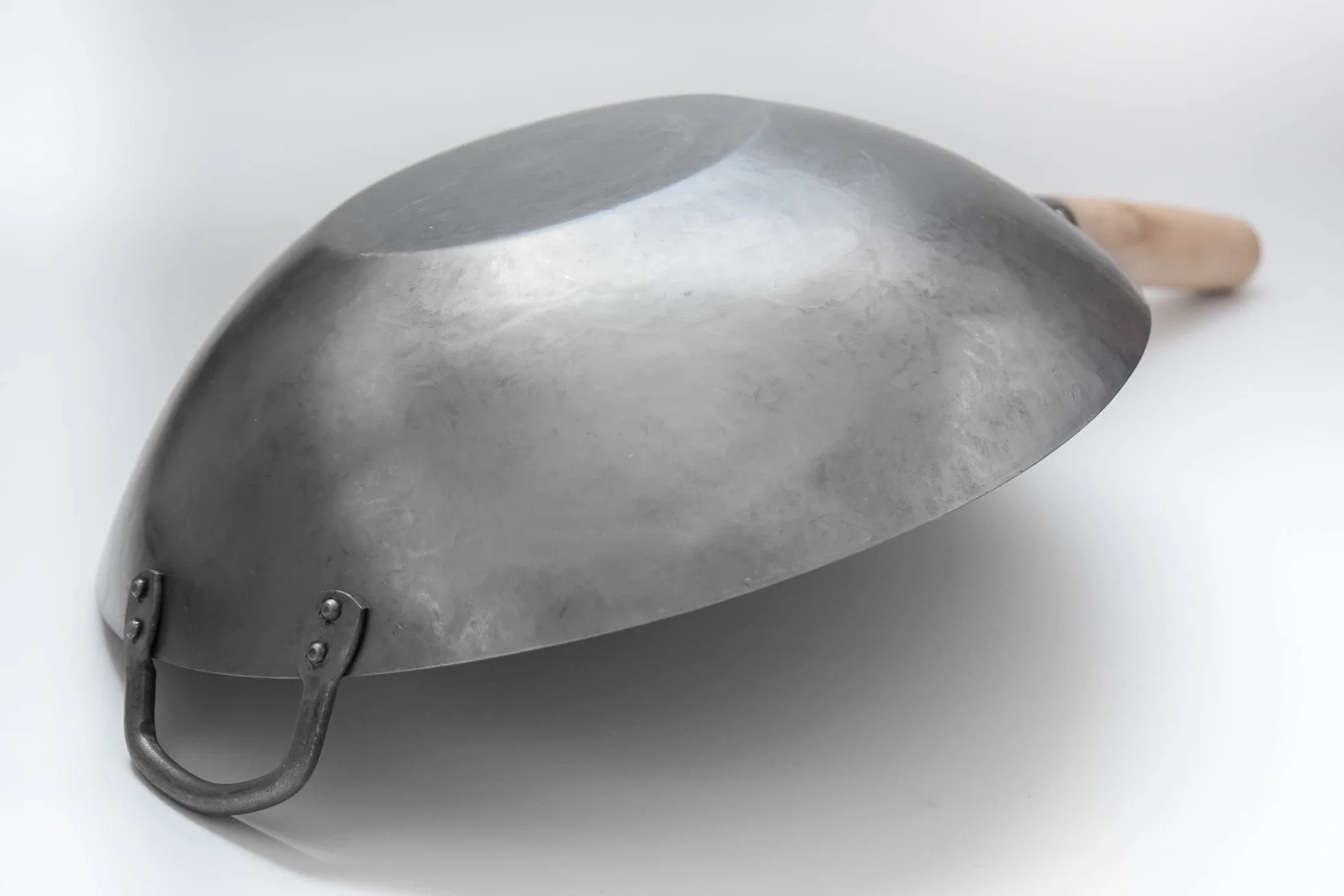 Craft Wok Wok de acero al carbono martillado a mano plano con mango auxiliar de madera y acero (14 pulgadas, parte inferior plana) / 731W316