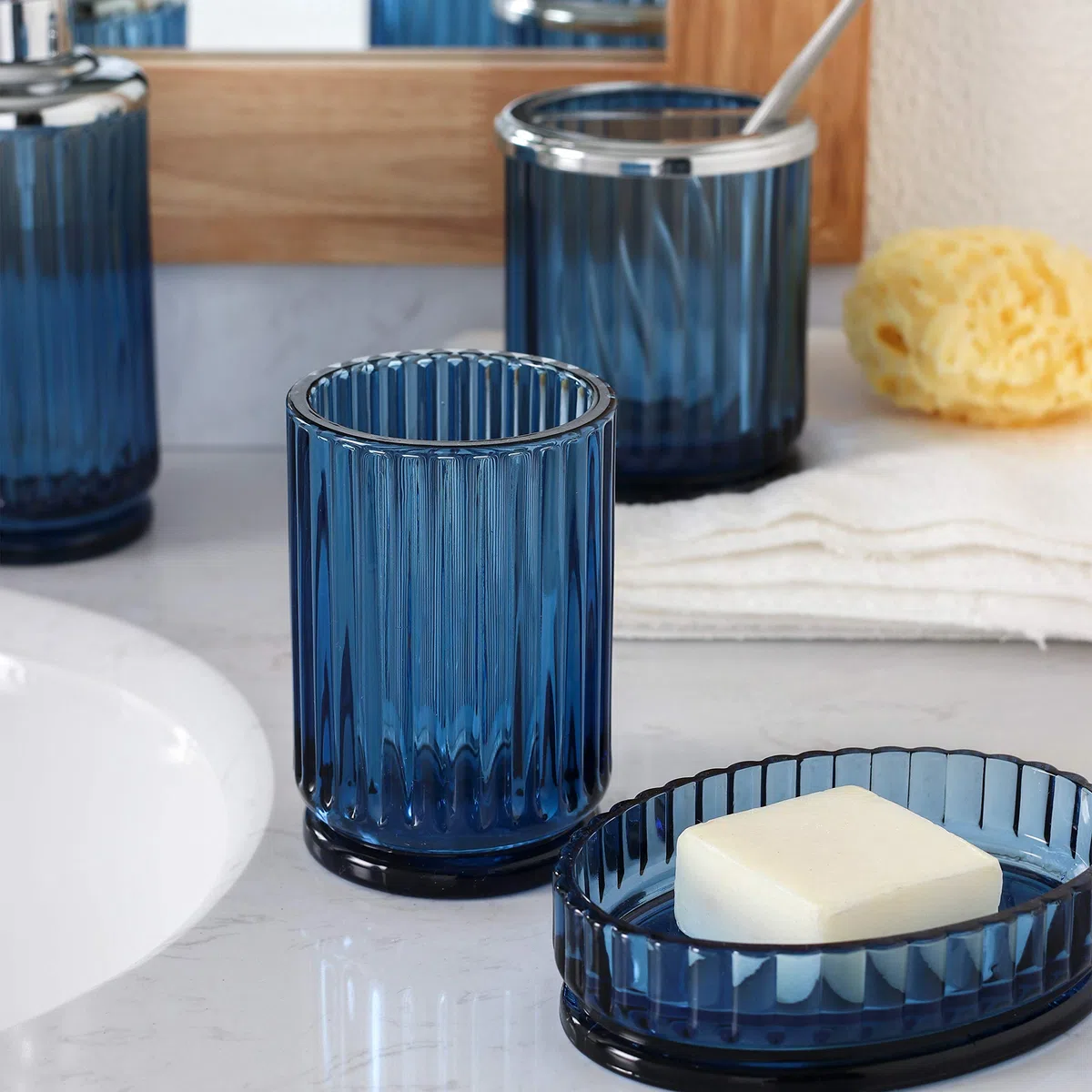 Juego de Accesorios de baño de Vidrio Azul decente de 4 Piezas con patrón Decorativo prensado – Incluye dispensador de jabón de Manos, Vaso, jabonera y Soporte para Cepillo de Dientes (Azul Cobalto)
