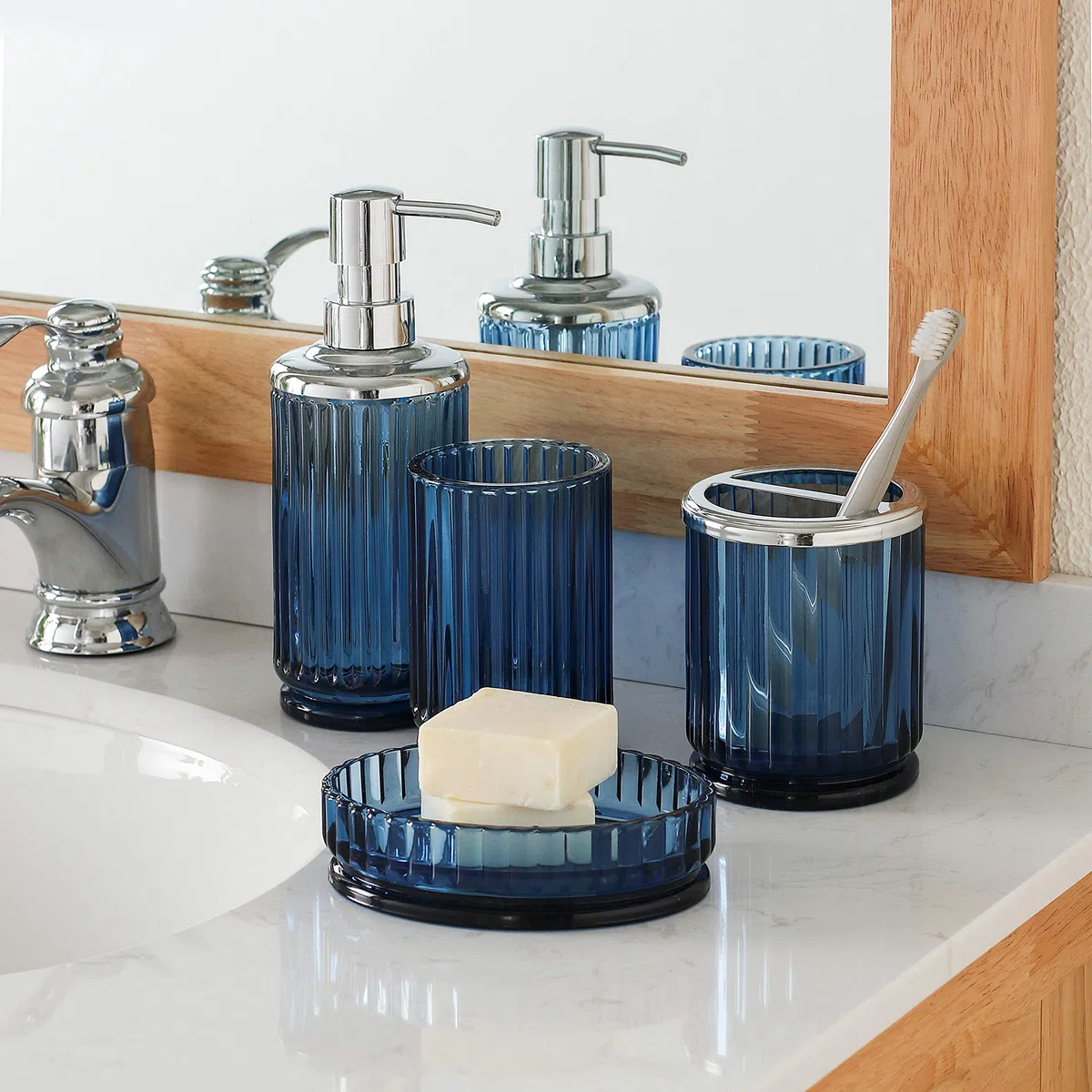 Juego de Accesorios de baño de Vidrio Azul decente de 4 Piezas con patrón Decorativo prensado – Incluye dispensador de jabón de Manos, Vaso, jabonera y Soporte para Cepillo de Dientes (Azul Cobalto)