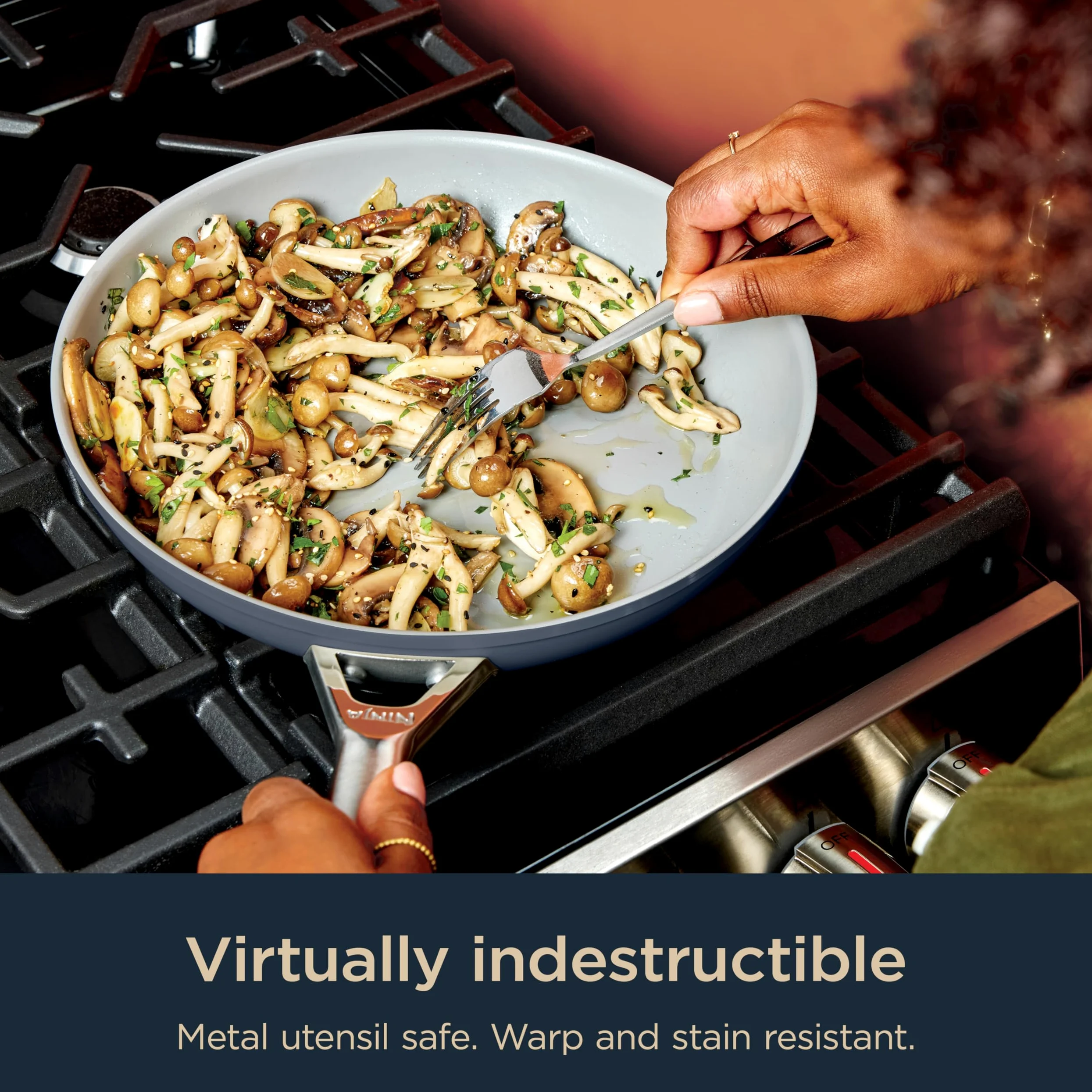 Ninja NeverStick Ceramic Pro - Juego de utensilios de cocina de 7 piezas, ollas antiadherentes, sartenes, tapas de vidrio, revestimiento de cerámica, acero inoxidable, apto para estufa a horno,