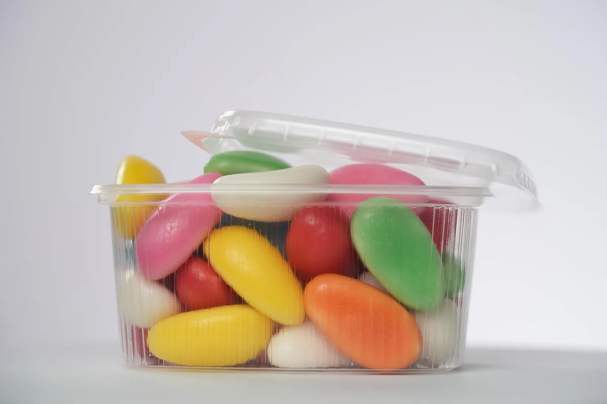 Commerline 300 cuencos rectangulares plegables de 1000 ml, recipientes reutilizables de plástico PP, cuencos de ensalada con tapa, recipientes transparentes para alimentos y alimentos para gastronomía