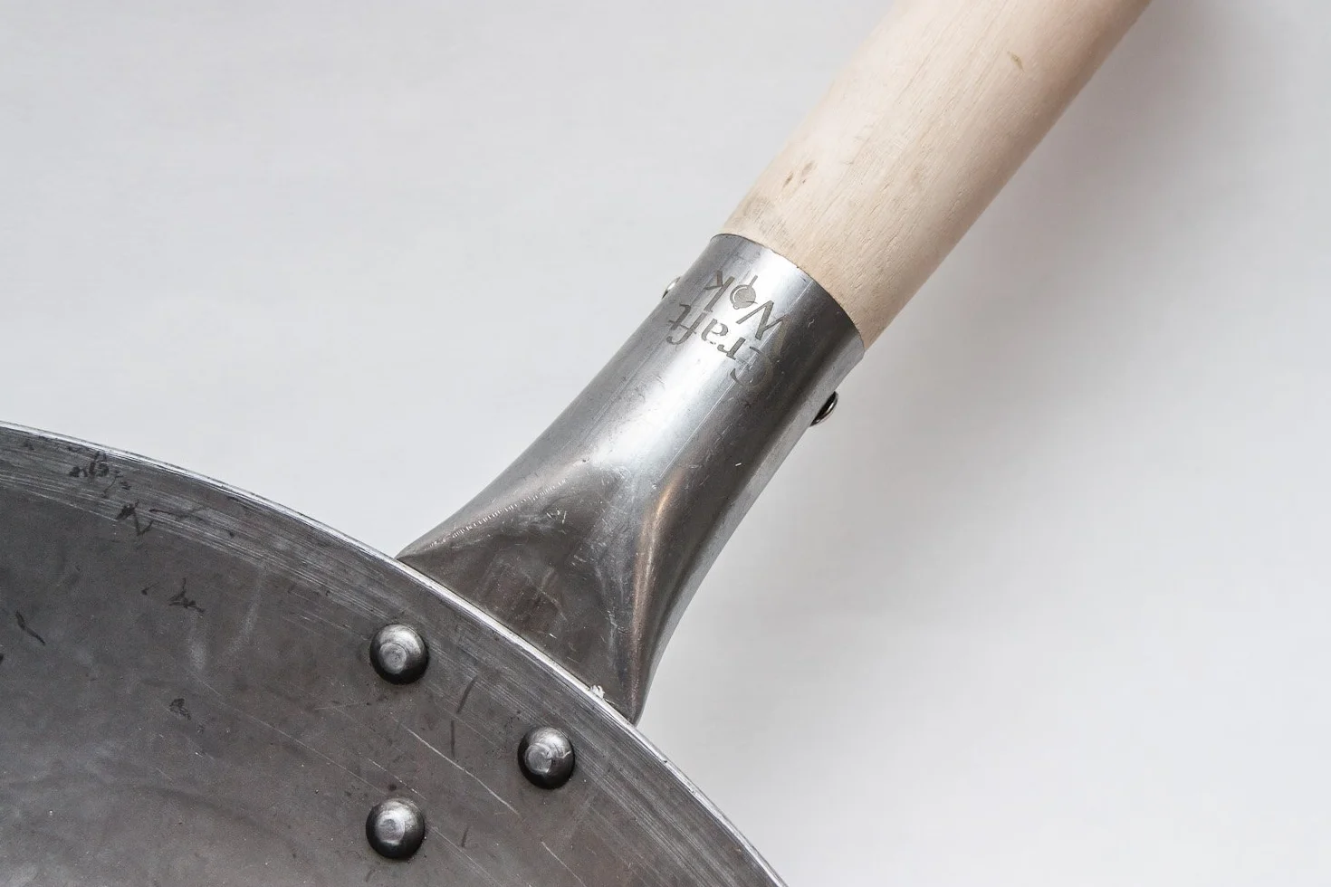 Craft Wok Wok de acero al carbono martillado a mano plano con mango auxiliar de madera y acero (14 pulgadas, parte inferior plana) / 731W316