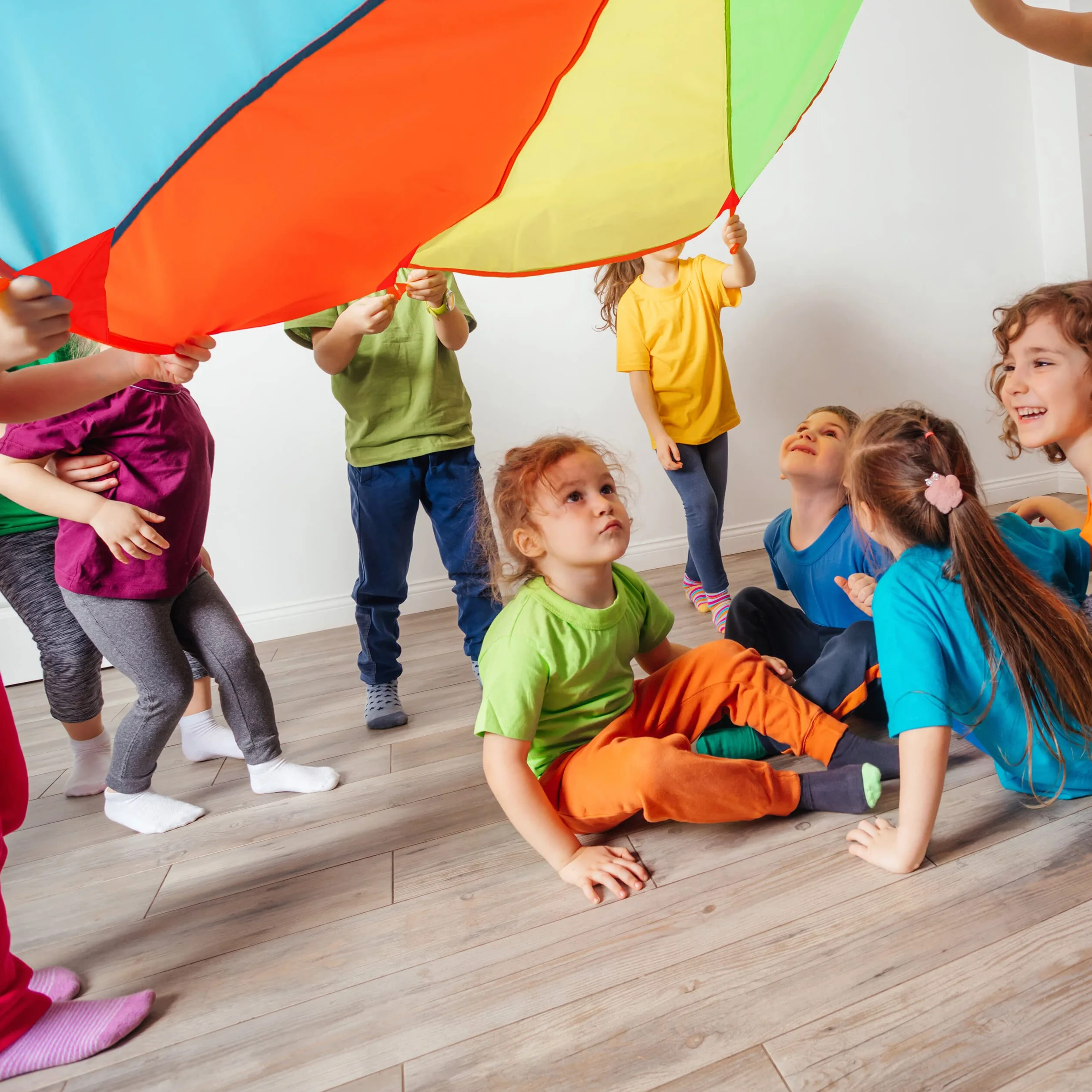 Relaxdays Juego de Paracaídas para Niños, Ø 6 m, 12 Asas, Tela Arcoíris Redonda para Saltar, para Exteriores, Multicolor