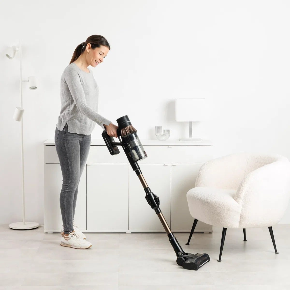Taurus - Aspirador Escoba Potente Sin Cable 615W con 220AW Potencia de Succión, 90 Min Autonomía, Cepillo Antienredos Tubo Flexible, Luz LED, Depósito 700ml y Mini Turbo Brush para Mascotas y Coche