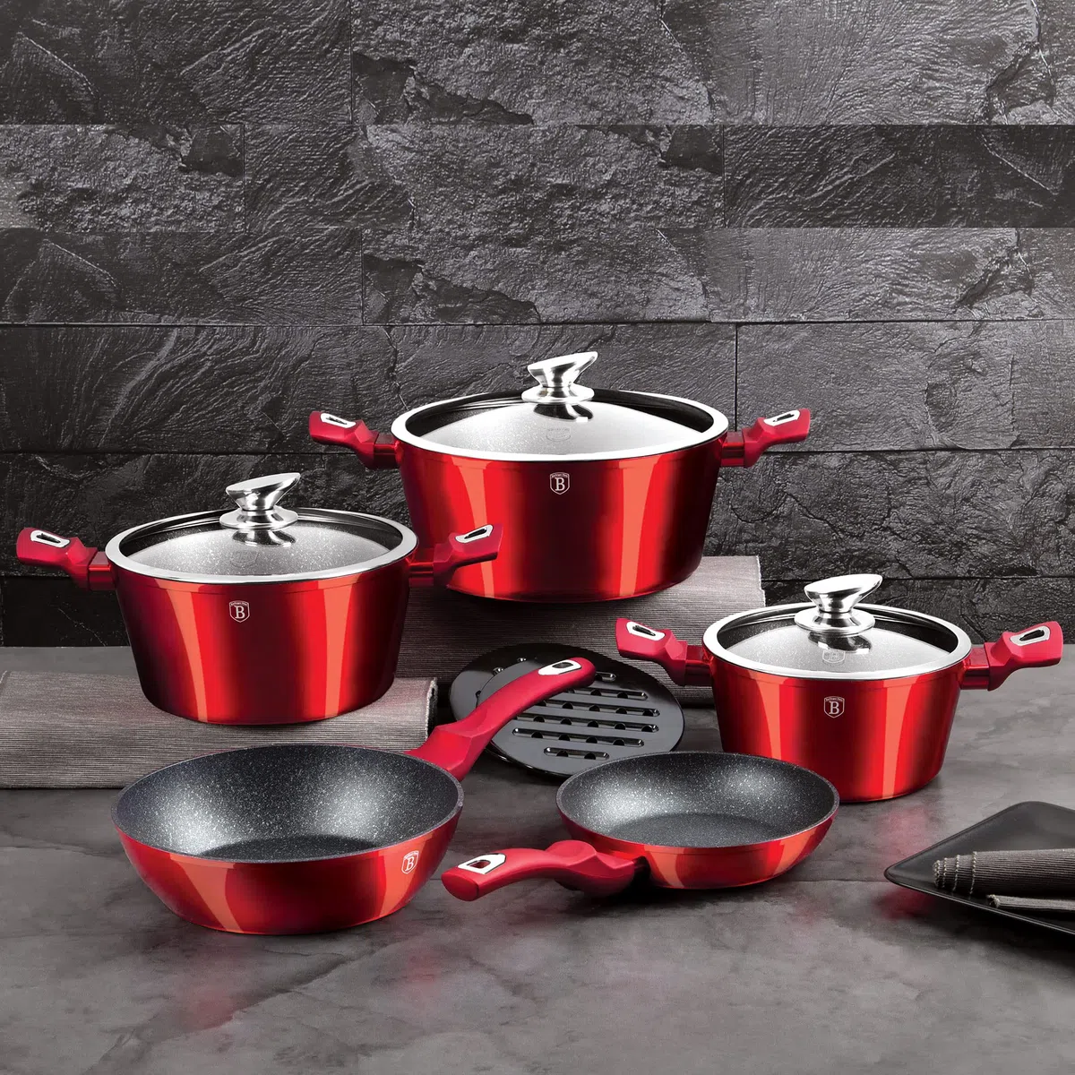 Berlinger Haus Burgundy Batería Cocina Inducción 10 Piezas, Antiadherente Mármol sin PFOA, Aluminio, Set 3 Cazuelas, 3 Tapas Cristal, 2 Sartenes, 2 Salva Manteles, Diseño Metallic Line