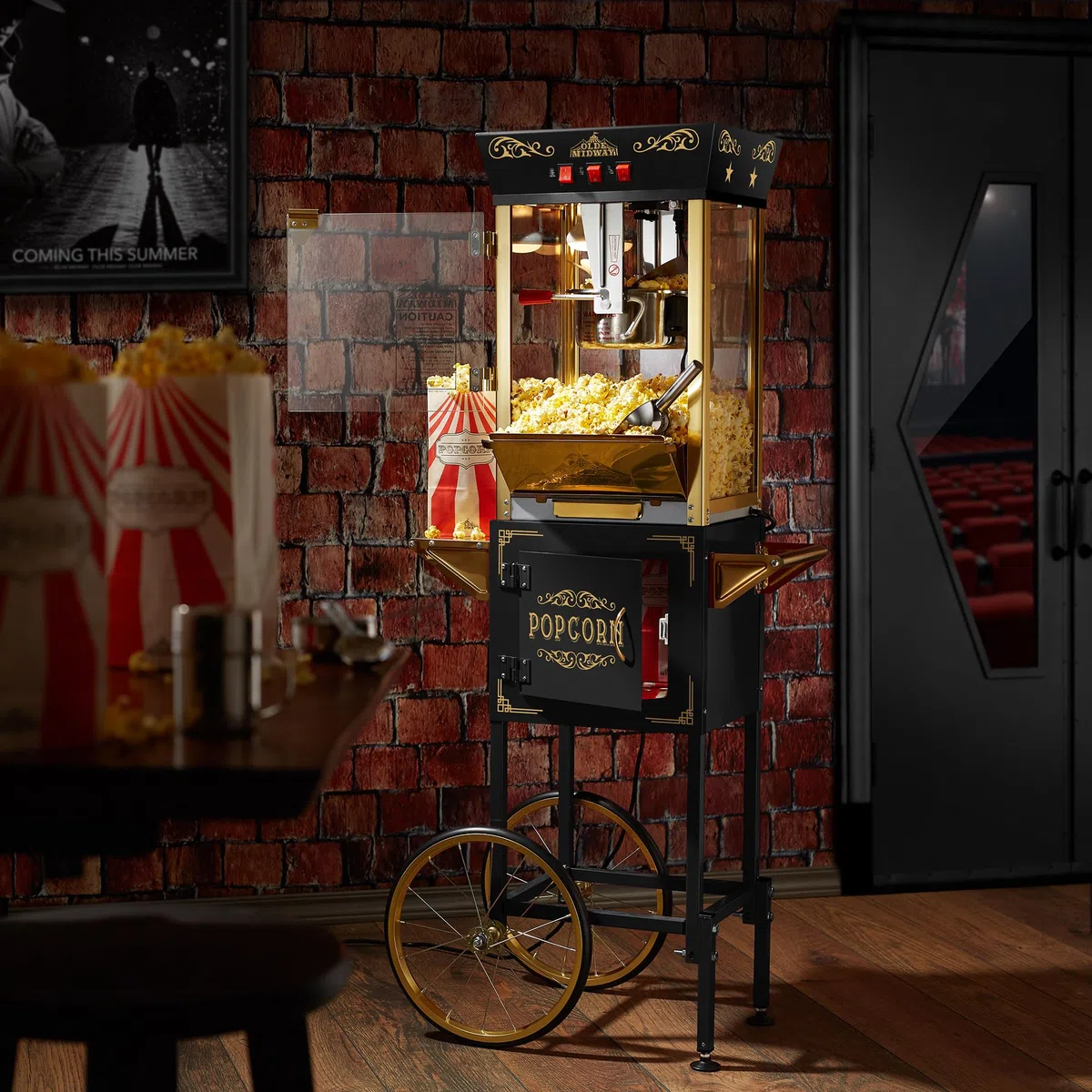 Olde Midway Máquina de palomitas de maíz estilo cine con carrito y hervidor de 8 onzas, color negro, estilo clásico con ruedas