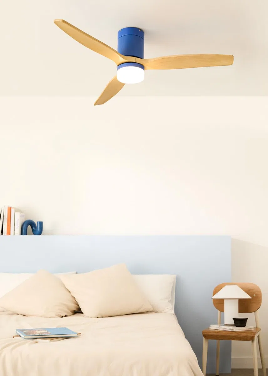 CREATE / WINDCALM M/Ventilador de techo ABS con luz azul cobalto efecto aspas madera clara con Wifi y mando / 40W, Temporizador, Ø132 cm, 3 temperaturas de luz, función verano-invierno