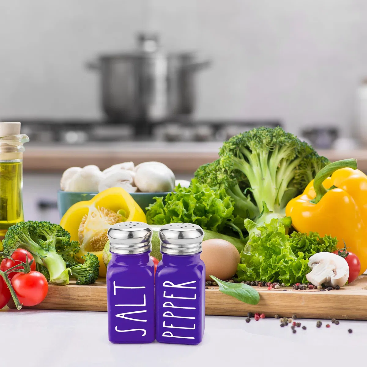 Brighter Barns - Juego de salero y pimentero morado – Decoración moderna de cocina de granja y accesorios – Bonito juego de sal y pimentero – Cocteleros de vidrio y tapas de acero inoxidable para el