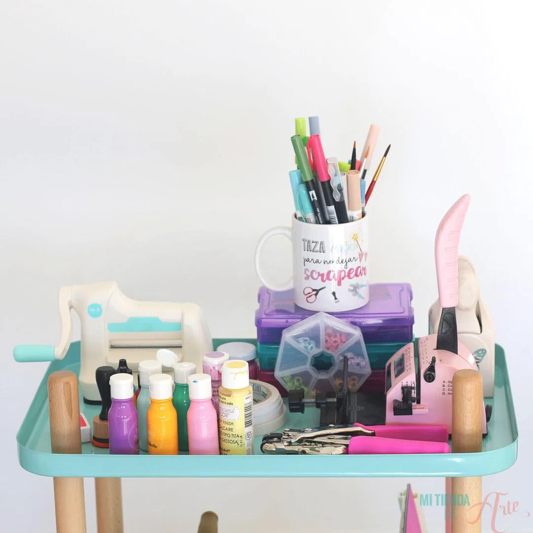 Craftelier - Carrito Auxiliar de Organización con Ruedas - Diseño de Madera con 2 Bandejas Metálicas para Almacenaje de Objetos de Manualidades, Costura Rosa | 63 x 56 x 35,5 cm