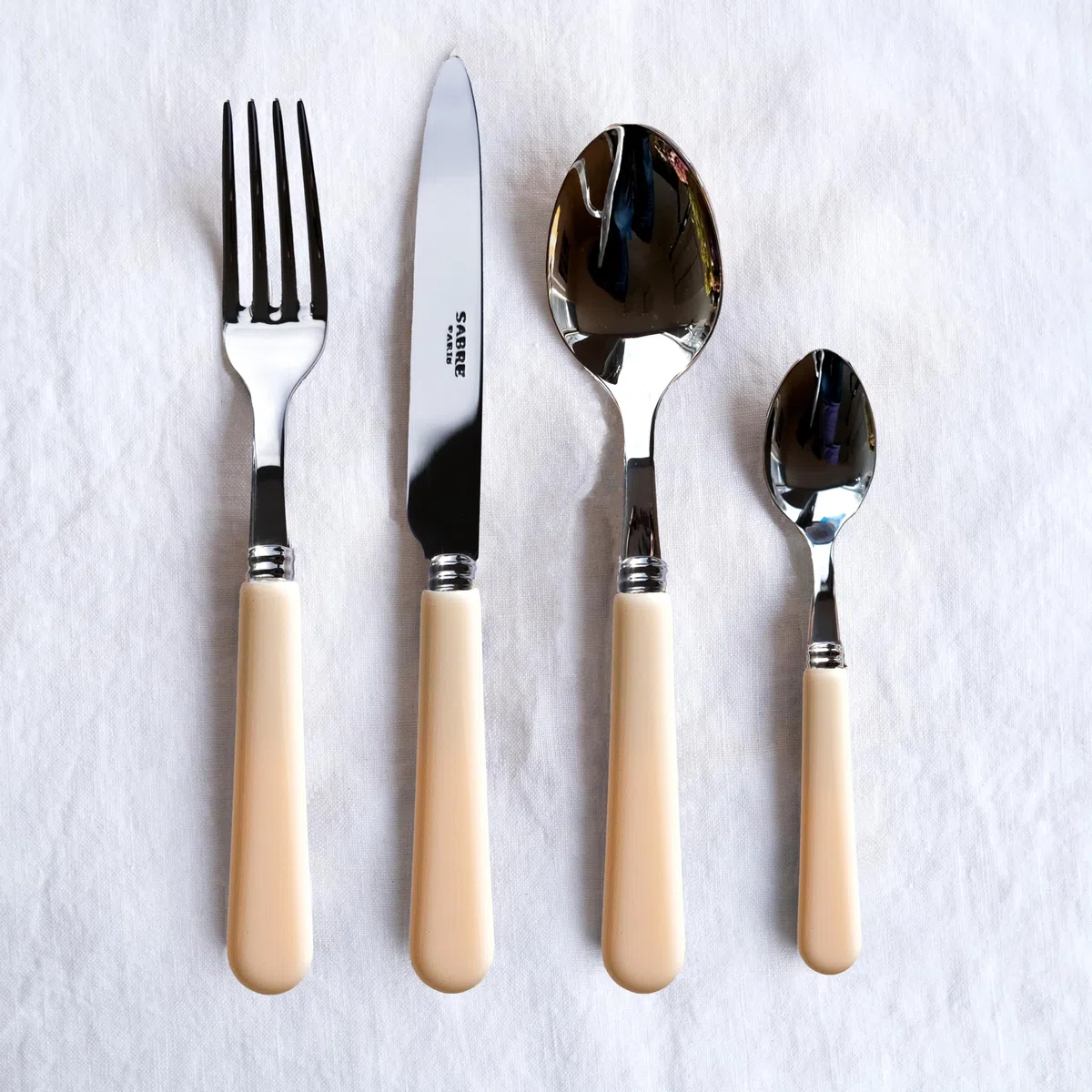 Sabre Paris | Juego de cubiertos de mesa de 4 piezas Pop, color Marfil. Incluye cuchillo, tenedor, cucharada y cuchara pequeña de acero inoxidable., 0543-033-0002