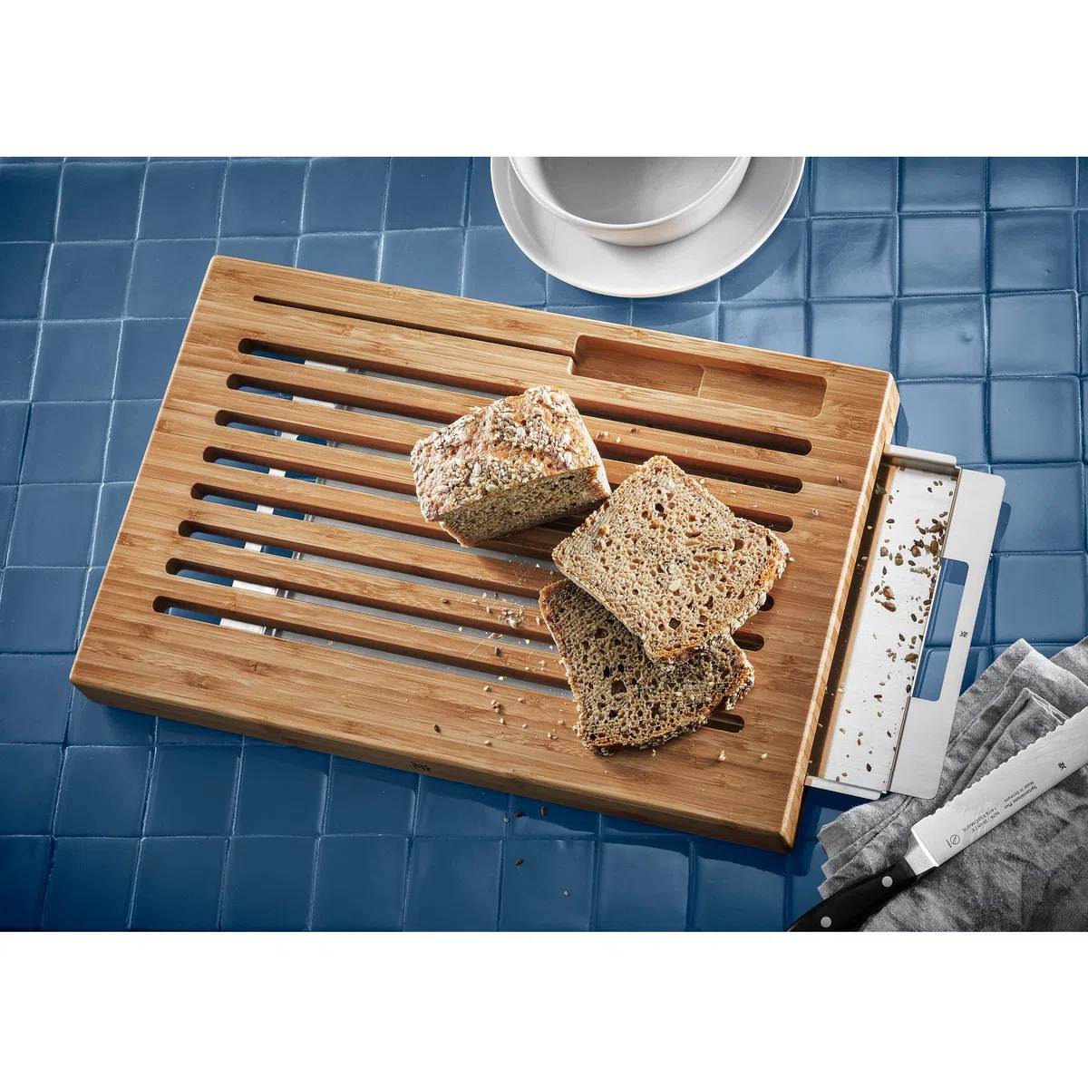 WMF Tabla para cortar pan con recogemigas, tabla de cortar con bandeja colectora 44 x 27 x 4,8 cm, tabla de cortar de madera con bandeja para migas, bambú, forma de rejilla, suave con las cuchillas