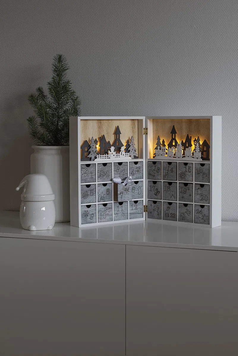 Konstsmide Calendario de Adviento con diseño de luces/silueta con 24 cajones extraíbles y decoración de pueblo, funciona con pilas: 4 pilas AA (excluidas), diodos blancos cálidos, madera, 3283-210