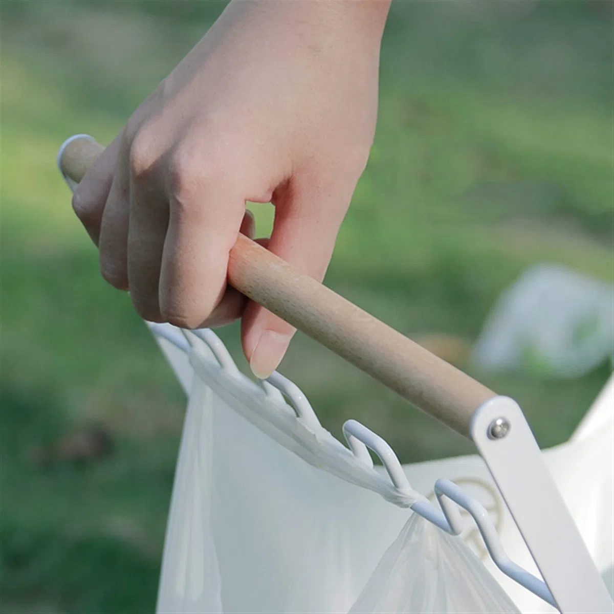 Papelera al aire libre Cubo de basura for clasificación al aire libre, estante de almacenamiento plegable for Picnic y acampada, soporte for bolsa de basura creativo portátil for el hogar, Blanco/negr