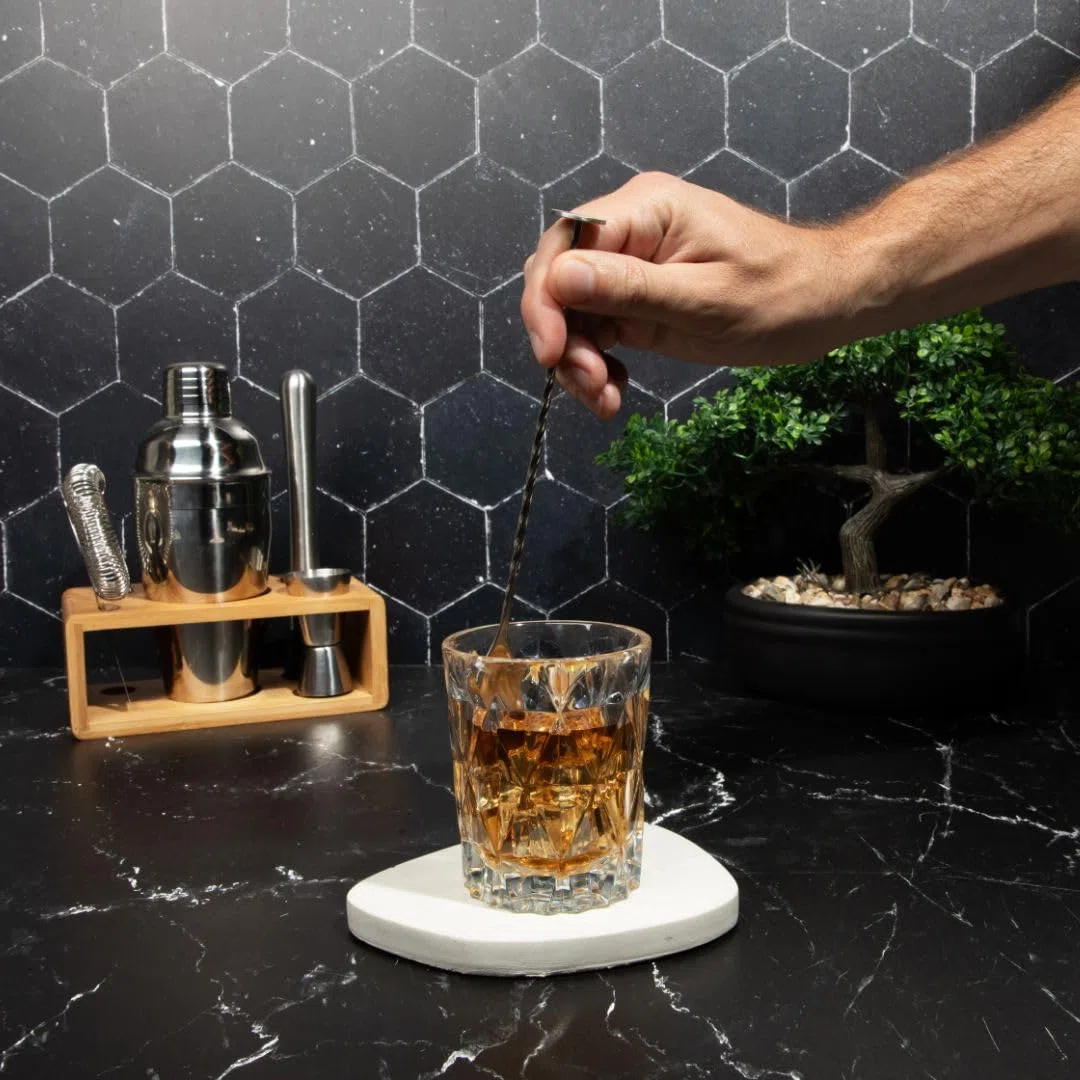 Juego de coctelera de alta calidad con soporte de bambú, kit de herramientas de barra de 4 piezas, juego de barman de acero inoxidable con agitador, medidor, cuchara mezcladora y colador