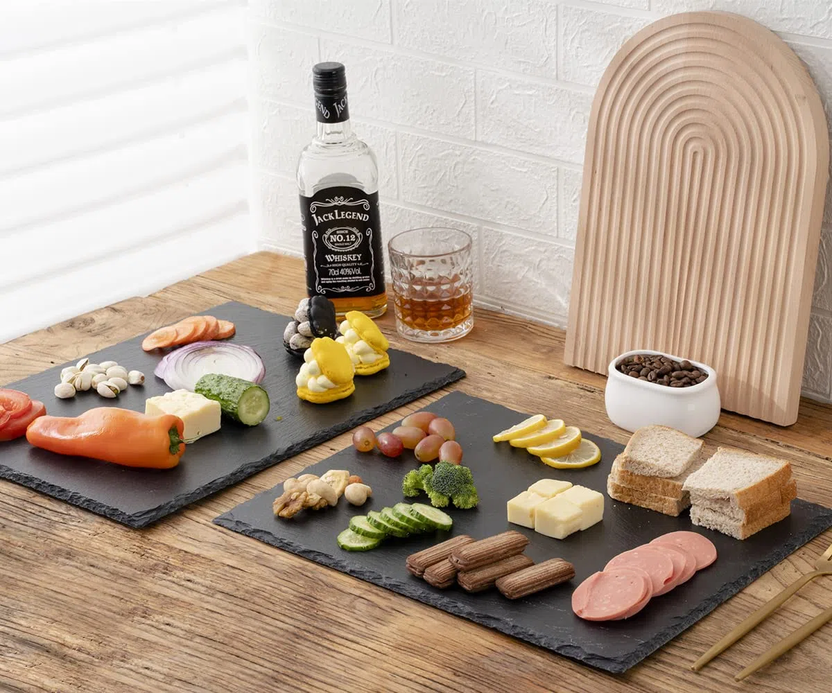 WLWNWFT Juego de 2 placas de pizarra, 40 x 30 cm, con rotulador de tiza, bandeja para servir, placas de queso, tapas para buffet, color negro