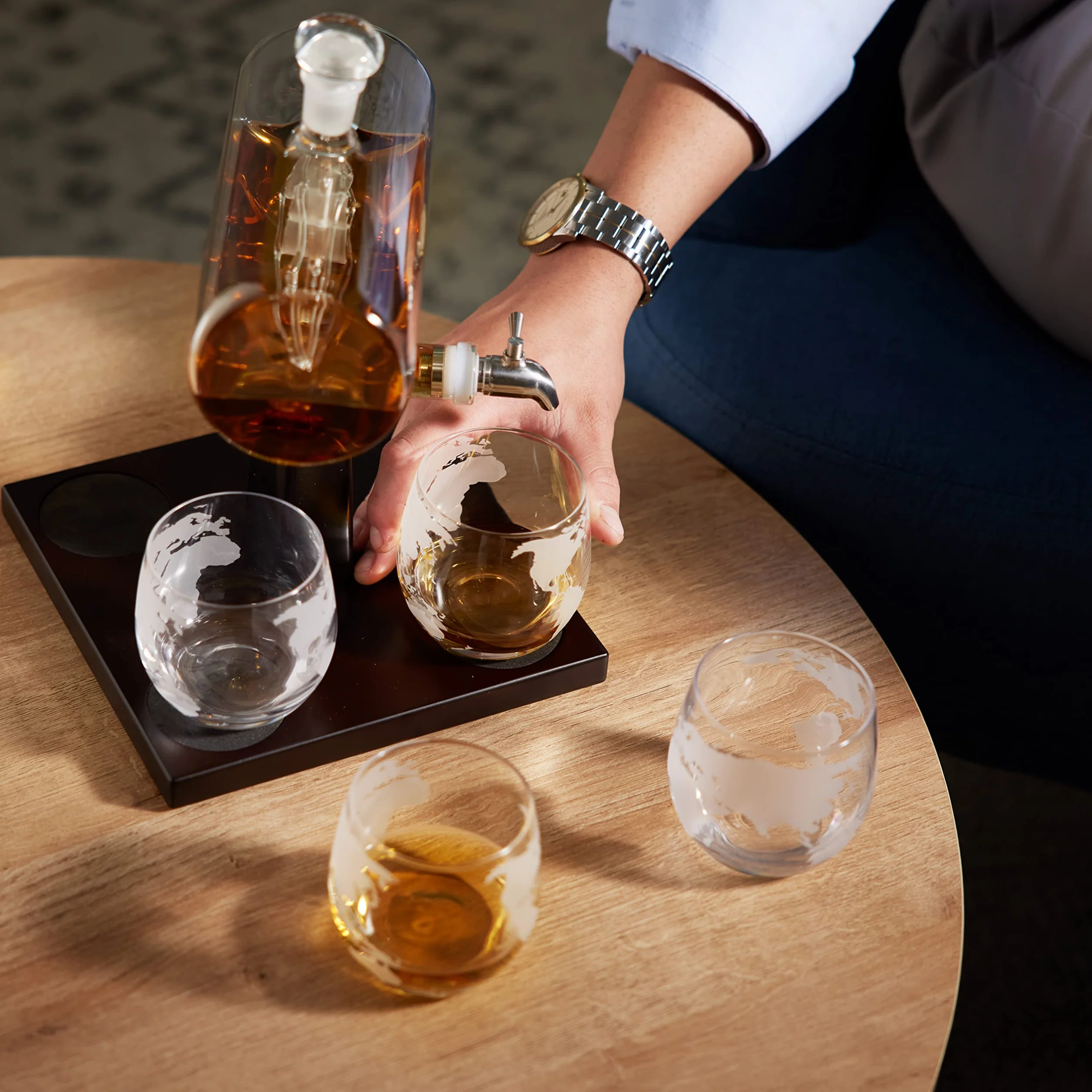 Oak & Steel - Juego Decantador De Whisky mas Set de 4 Vasos - Decantador Aireador para Bebidas Espirituosas Ideal para Ocasiones Especiales - Capacidad de 1000 ml