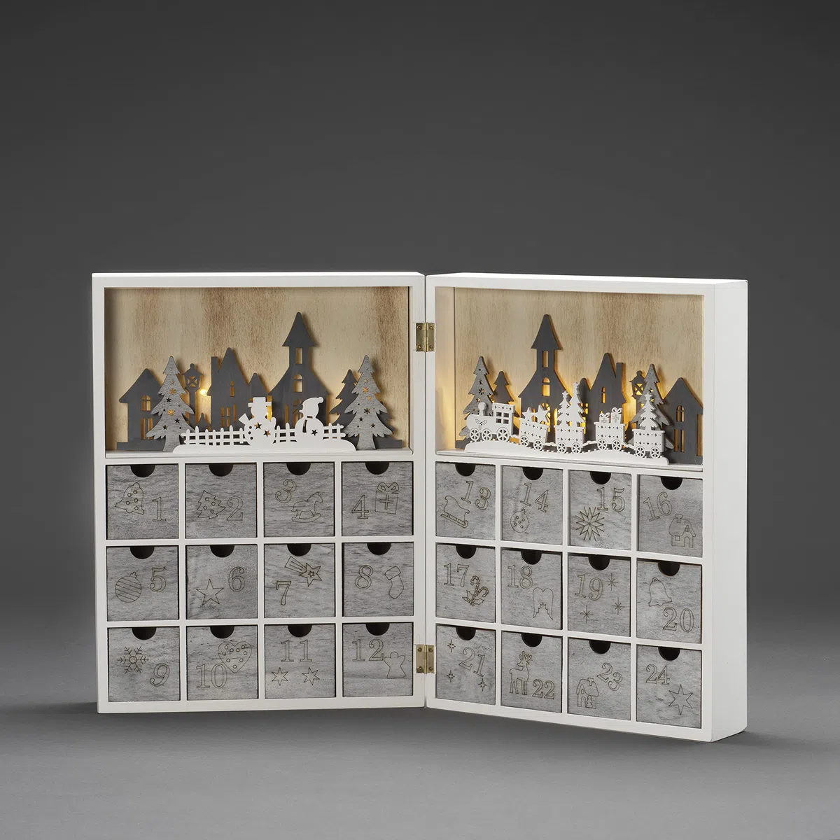 Konstsmide Calendario de Adviento con diseño de luces/silueta con 24 cajones extraíbles y decoración de pueblo, funciona con pilas: 4 pilas AA (excluidas), diodos blancos cálidos, madera, 3283-210