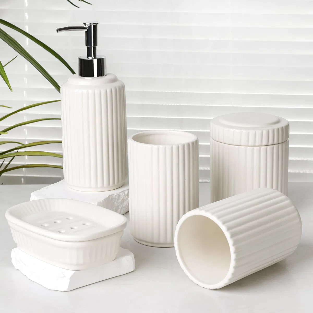 NOVAJOY Juego de baño, organizador de baño de cerámica de 5 piezas con dispensador de jabón, jabonera, soporte para cepillo de dientes, recipiente de bastoncillos de algodón, beige y blanco