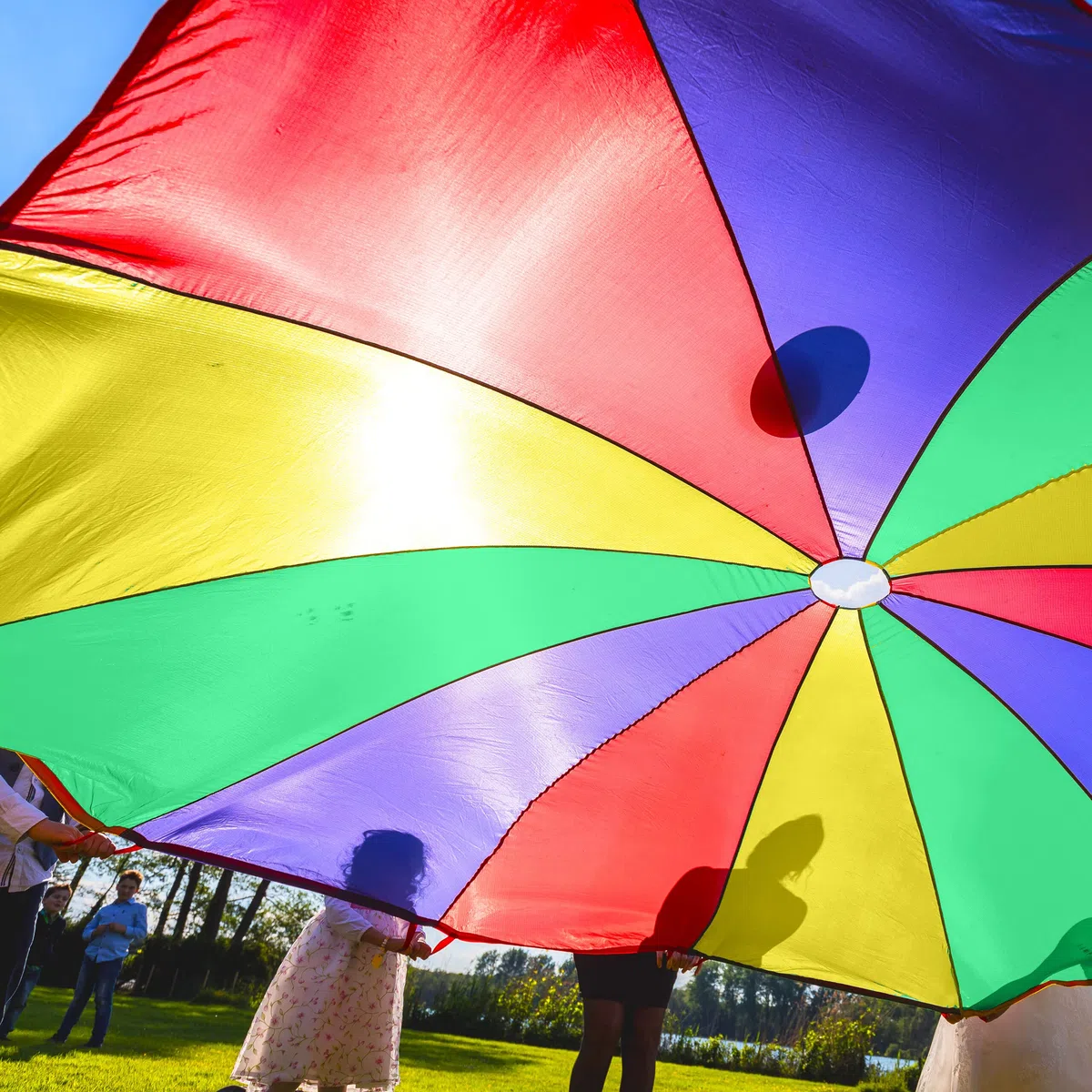 Relaxdays Juego de Paracaídas para Niños, Ø 6 m, 12 Asas, Tela Arcoíris Redonda para Saltar, para Exteriores, Multicolor