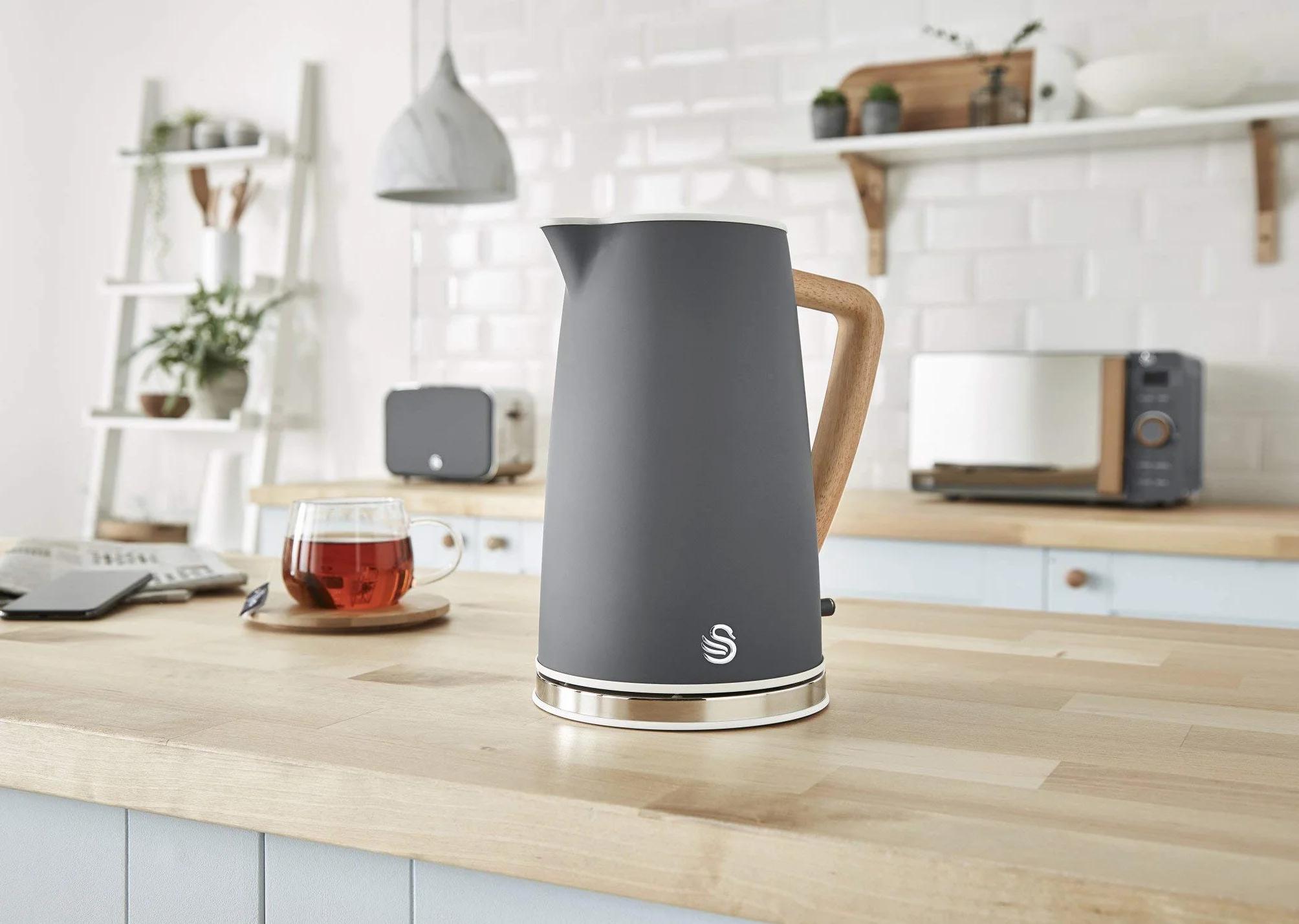 Swan Nordic Set Desayuno Hervidor de agua inalámbrico 1,7L 2200W, Tostadora Pan ranura ancha 2 rebanadas, 3 funciones, diseño moderno, efecto madera, gris