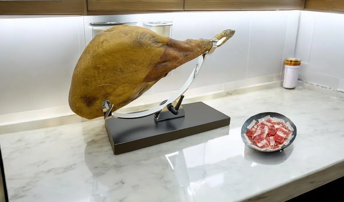 FERRETERIA LEPANTO Jamonero Basculante, Jamonero Serrano, Soporte jamonero basculante, jamonero Profesional mas Set de Corte LepantoHouse (Set Burdeo)