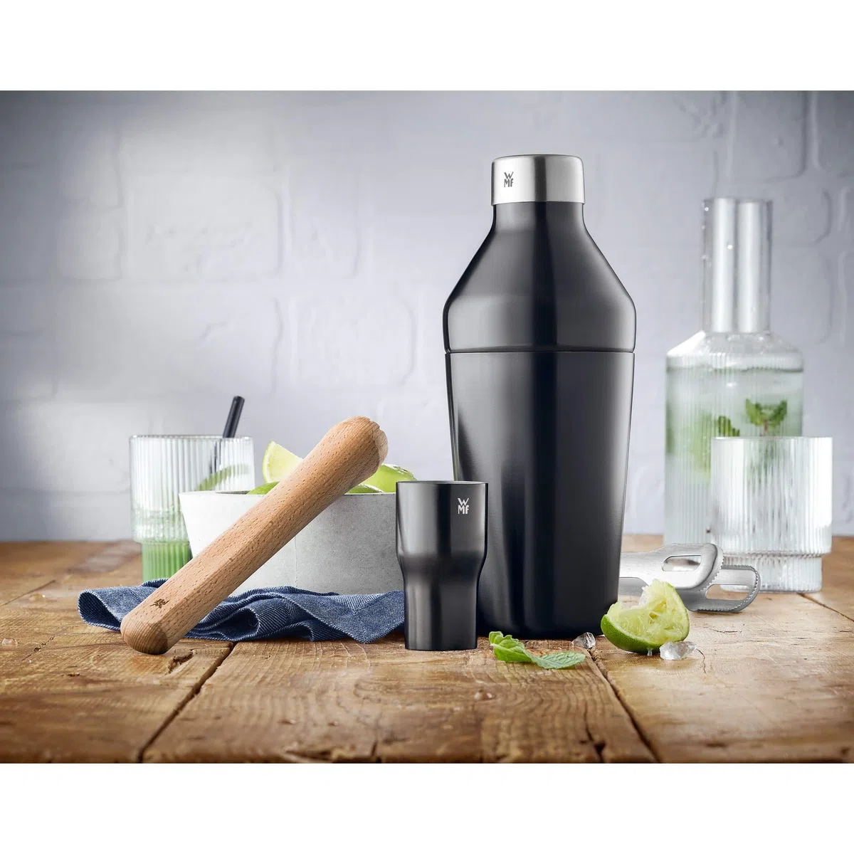 WMF Baric Cocktail Set 4 piezas, juego de barman con coctelera de acero inoxidable, vaso medidor, pinzas de hielo, mortero de madera, se puede guardar en caja de regalo