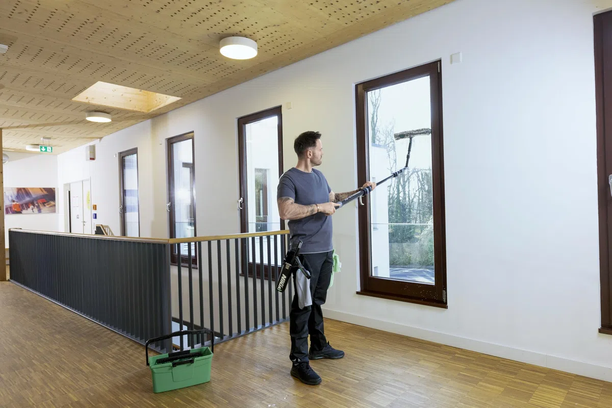 Unger Barra telescópica de Carbono Ninja (1,90 m, 4 Piezas, Tapa Antideslizante, compacta, Limpieza de Ventanas, Accesorio de Limpieza de Ventanas, Compatible con Accesorios) NCP19