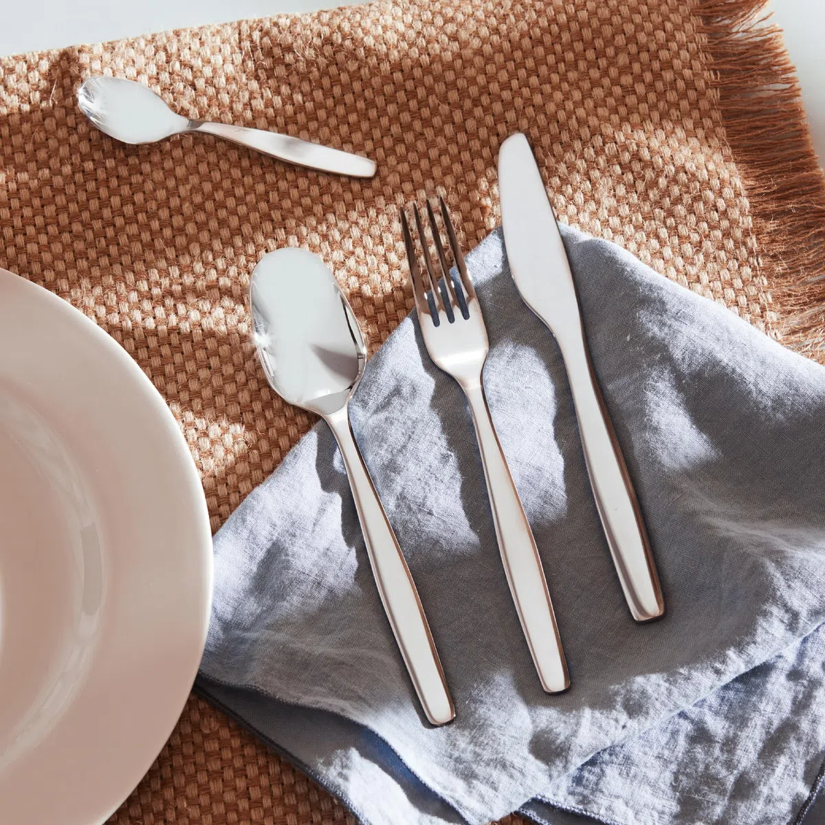 Alessi ANF06S24 Itsumo - Servicio de cubiertos compuesto de seis cucharas, seis tenedores, seis cuchillos, seis cucharas para café en acero inoxidable 18/10.