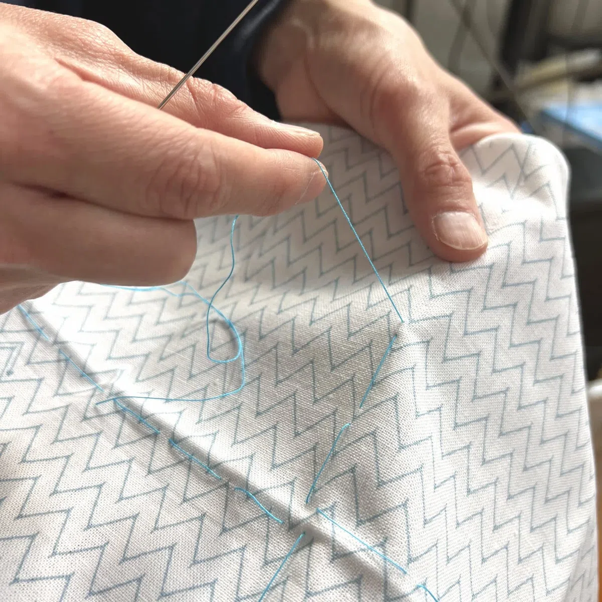 DARUMA Hitomezashi Sashiko Kit – Kit de agujas e hilos de primera calidad de fabricación japonesa con Sashiko Fukin, hilo, agujas, dedal, juego listo para usar (Dalia)