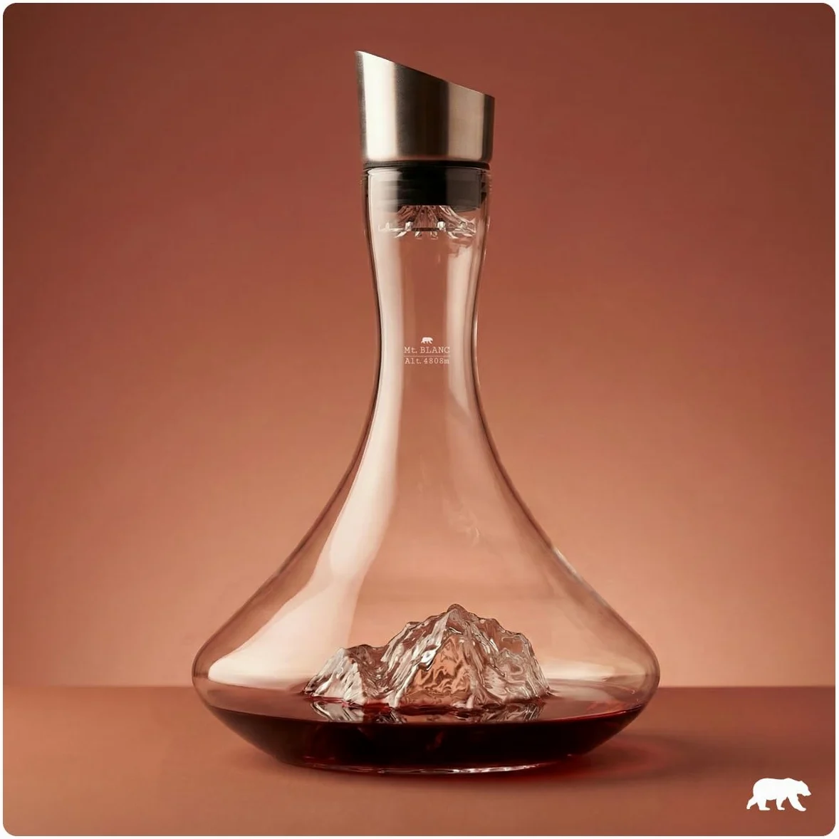 Decantador de vino 1.8 L | Vidrio cristalino de soplado artesanalmente con montañas en relieve | Tapón 3 en 1 (filtro, aireador y pico vertido) (Mont Blanc)