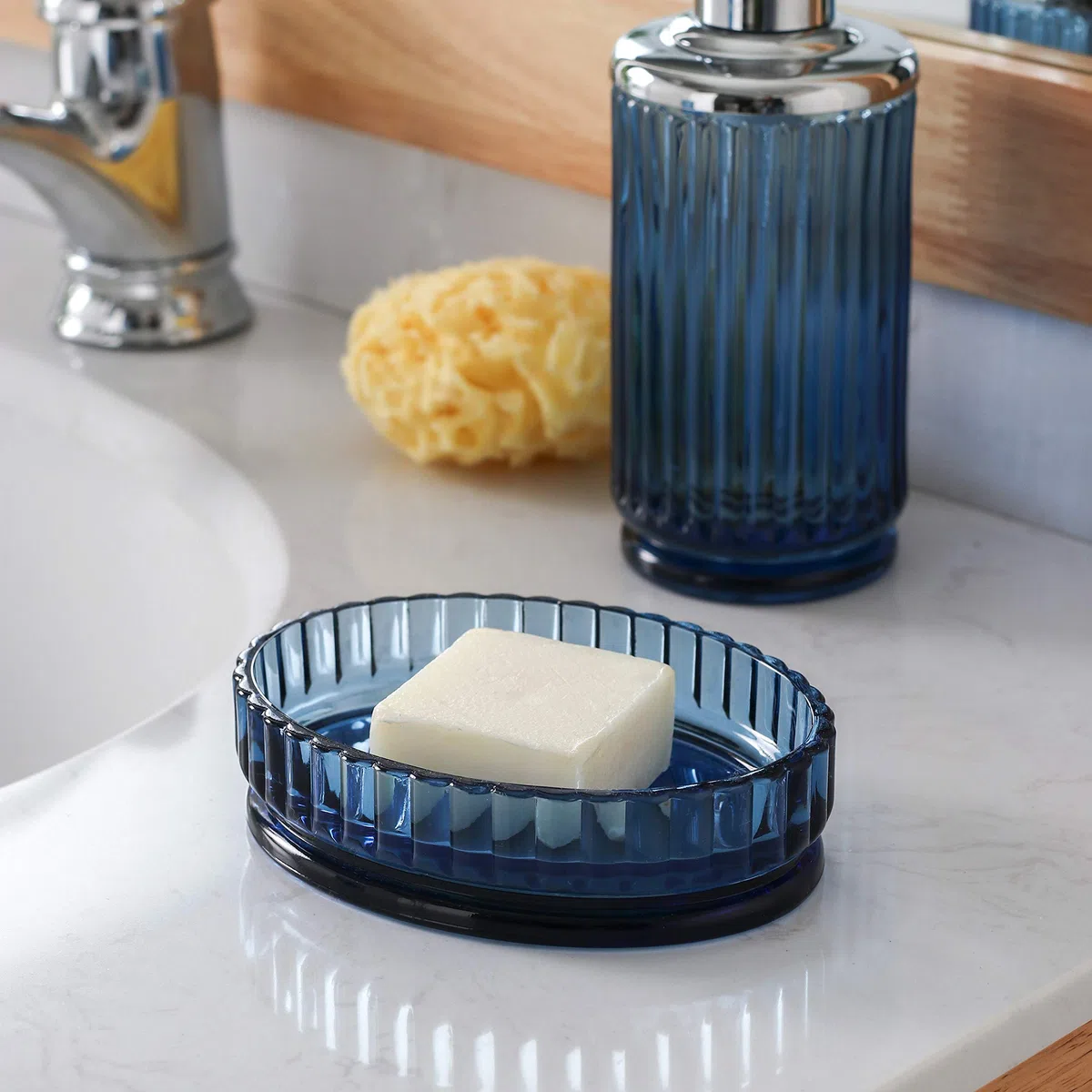 Juego de Accesorios de baño de Vidrio Azul decente de 4 Piezas con patrón Decorativo prensado – Incluye dispensador de jabón de Manos, Vaso, jabonera y Soporte para Cepillo de Dientes (Azul Cobalto)