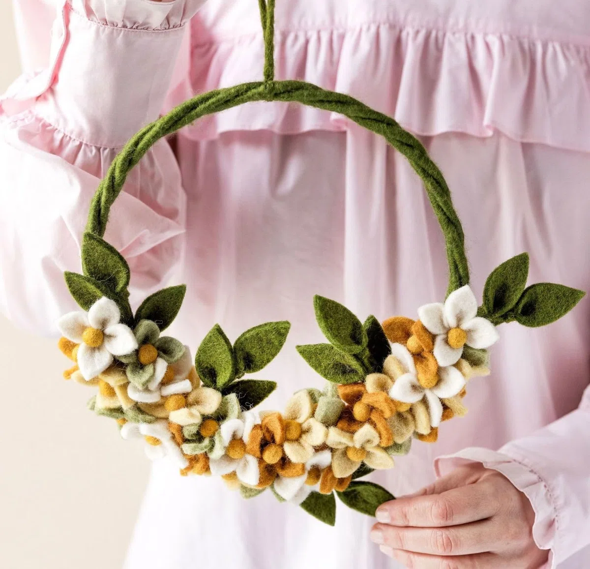 Hecho a mano y certificado de comercio justo | Gry & Sif | Elegante diseño danés x Nepali Artesanos | Corona de flores de amanecer – Amarillo | Decoración de Pascua