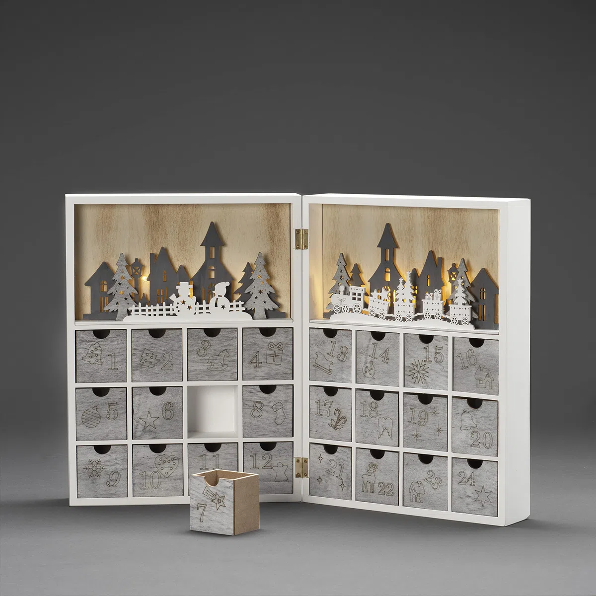 Konstsmide Calendario de Adviento con diseño de luces/silueta con 24 cajones extraíbles y decoración de pueblo, funciona con pilas: 4 pilas AA (excluidas), diodos blancos cálidos, madera, 3283-210