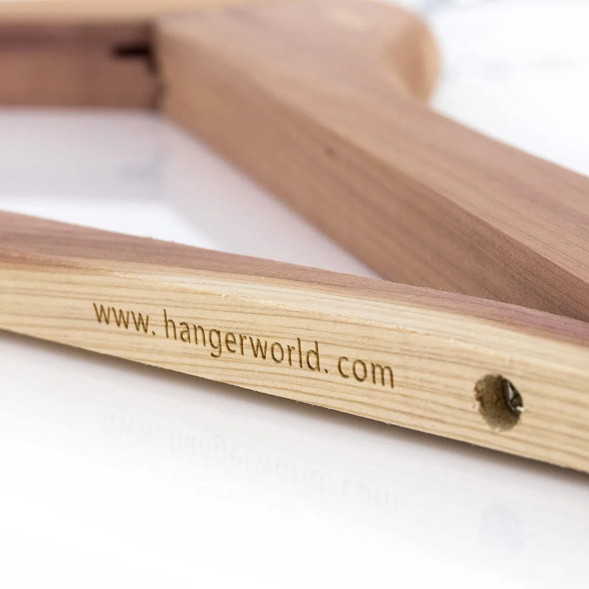 Hangerworld 24 Perchas 44cm Madera de Cedro Antipolilla Barra Pantalón Antideslizante Vestido Chaqueta