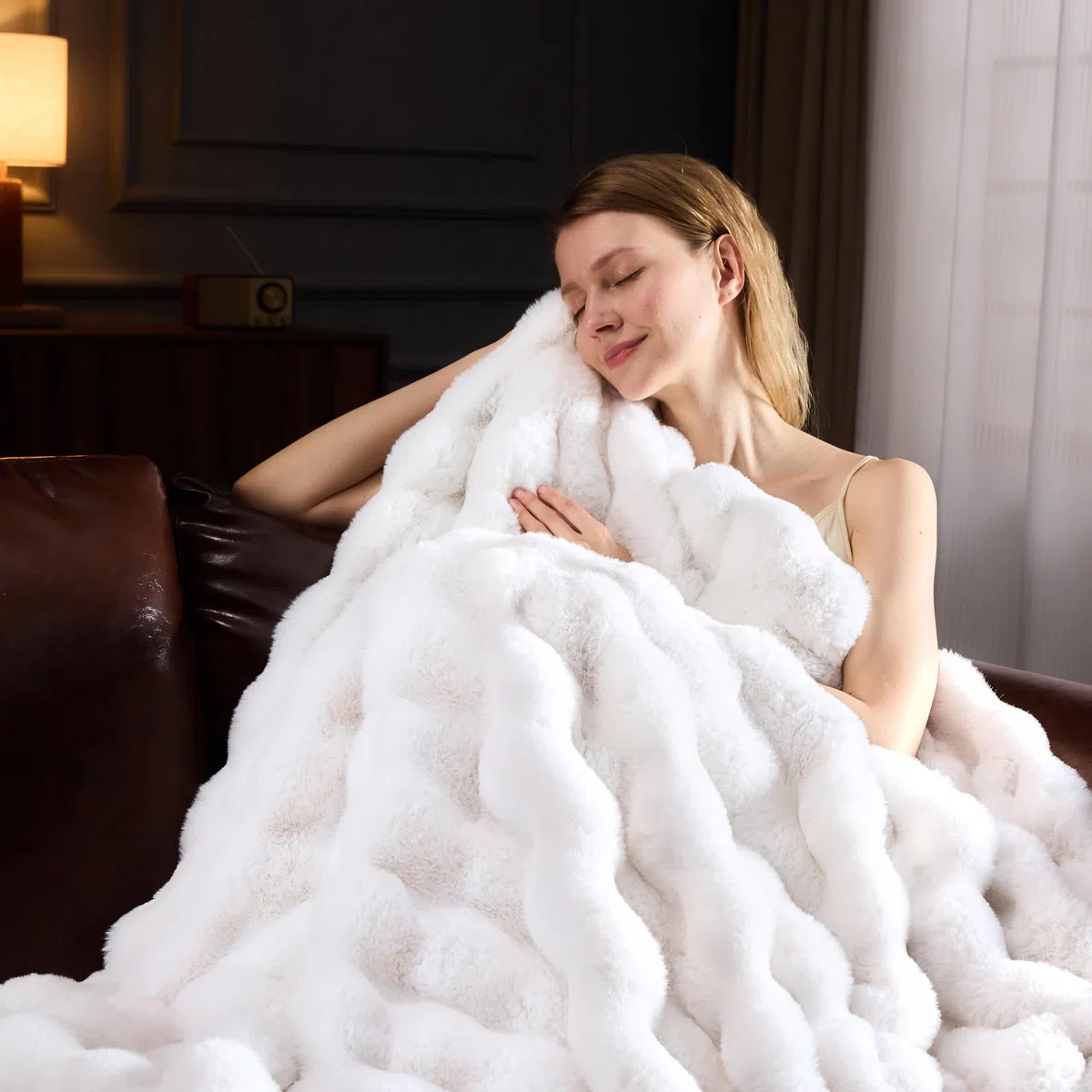 YBIKE Manta de Piel de Conejo Falsa, Suave y Peludo Mantas para Cama 150 x 130cm, Lujosa y Cálida Manta Decorativa Reversible para Cama, Sofá, Sillón o Butacas (Beige)