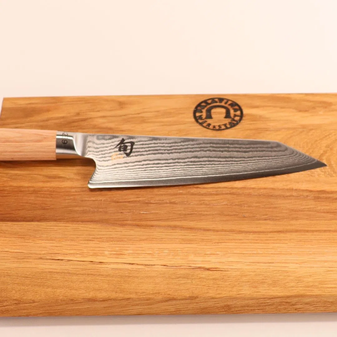 Kai Shun Classic White Kiritsuke DM-0777W - Cuchillo de damasco de edición limitada (5555 unidades) + tabla de cortar roble 30 x 20 cm, cuchillo de chef japonés con damasco de 32 capas, pulido por