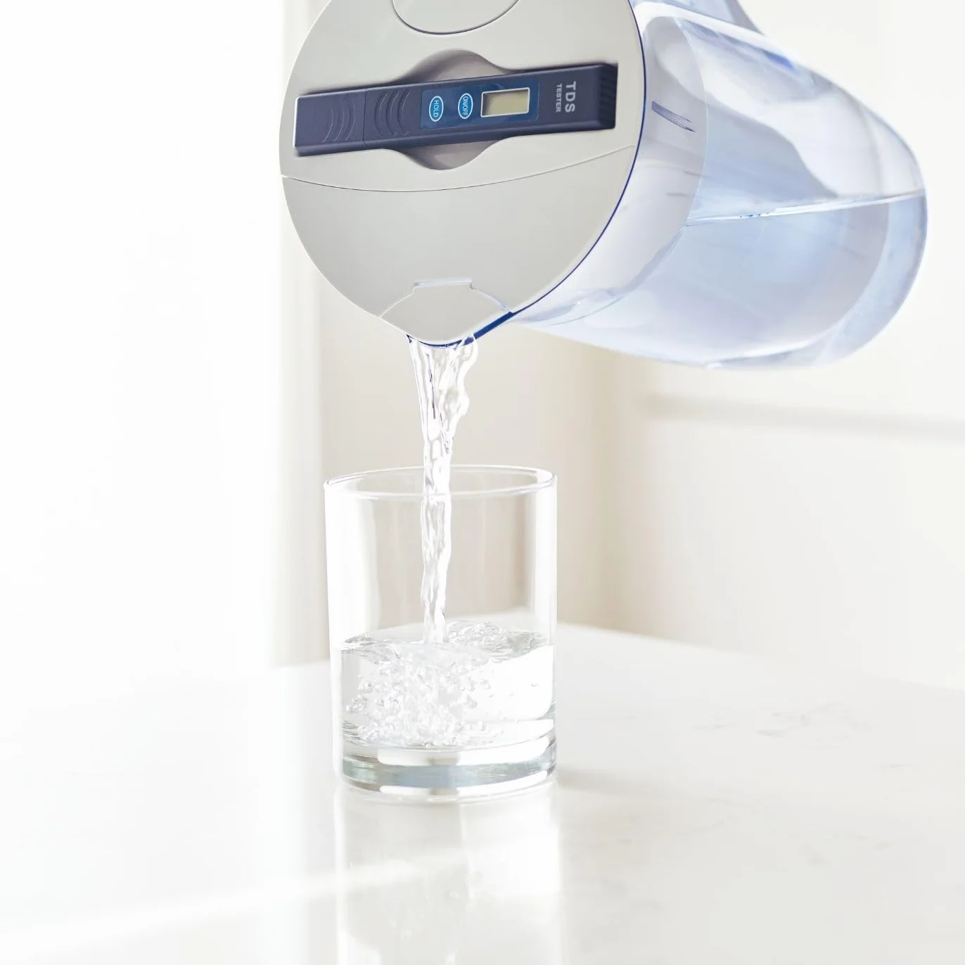 ZeroWater Combo Jarra filtradora de agua Redonda de 2,4 litros con 3 Filtros y Medidor de Calidad de Agua incluido, Libre de BPA y certificada para Reducir el Plomo y Otros Metales Pesados