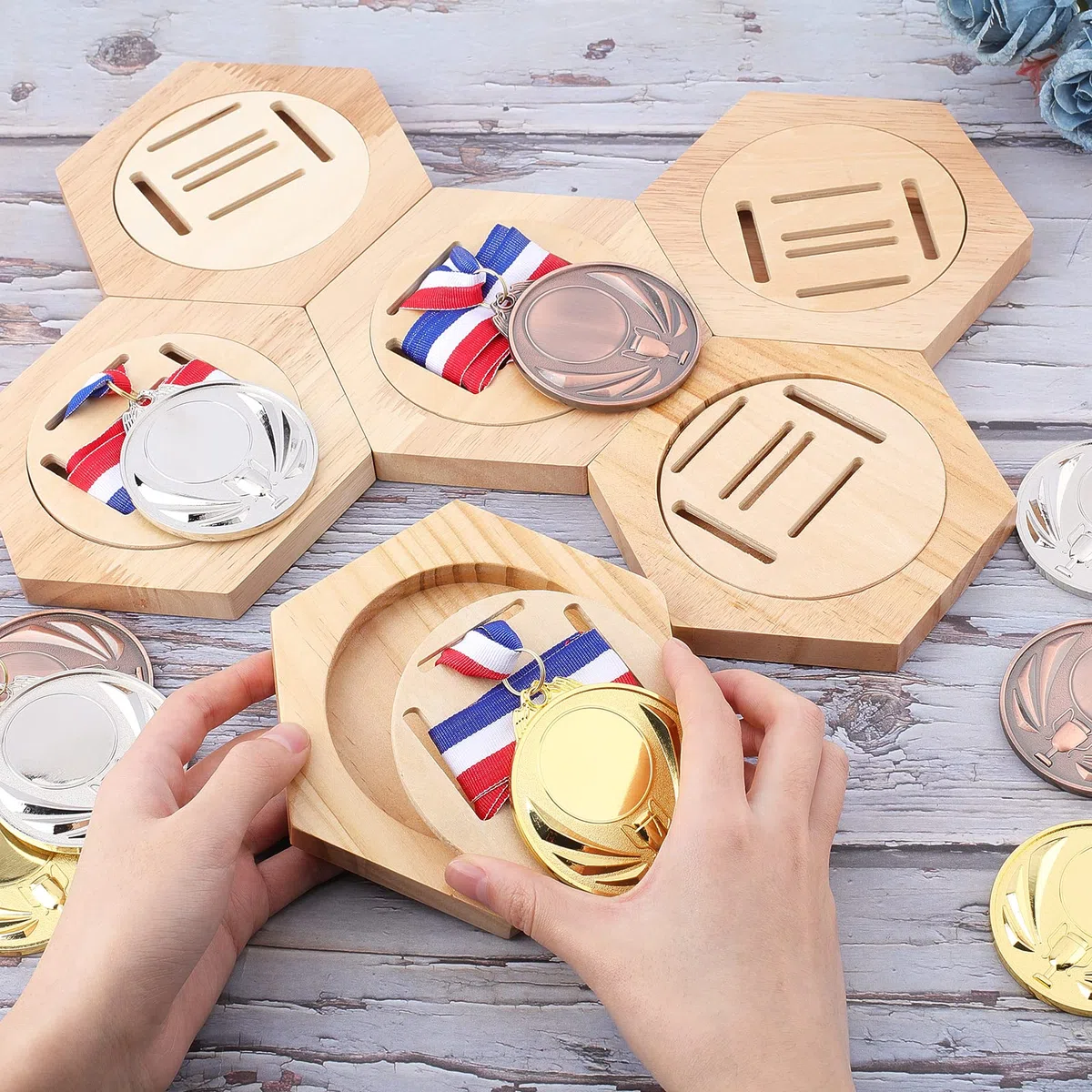 AHANDMAKER 6 Piezas de Madera para Exhibir Medallas, Caja de Almacenamiento de Medallas de Panal Hexagonal, Estante de Exhibición de Medallas para Todas Las Medallas Deportivas, Medalla de Correr
