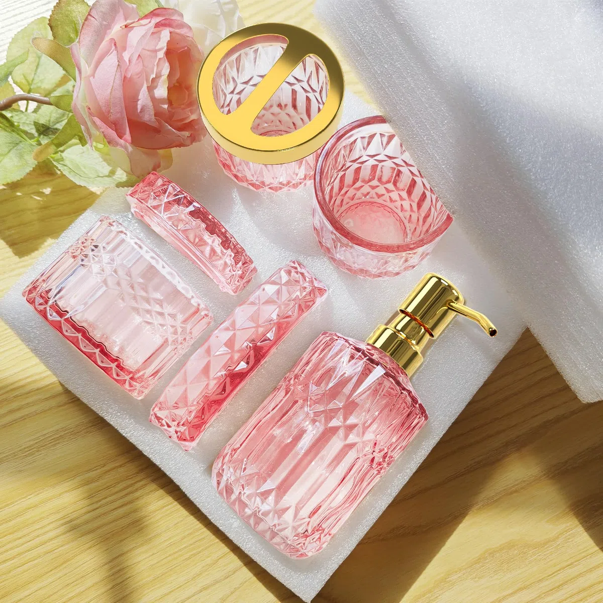 Juego de accesorios de baño rosa – 5 piezas de decoración de baño de vidrio con dispensador de jabón, jabonera, soporte para cepillo de dientes, vaso y tarro de hisopo de algodón – Juego de accesorios