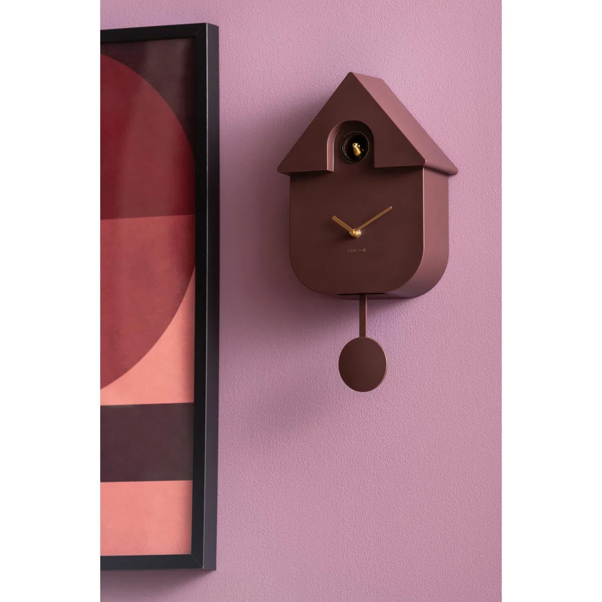 Karlsson Reloj de pared moderno de cuco dorado en color marrón tierra, con detalles dorados, función de cuco cada hora y péndulo, funciona con pilas