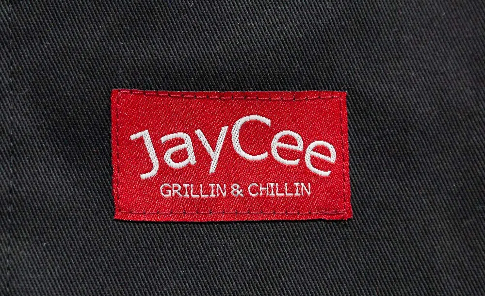 JayCee Delantal para barbacoa, parrilla, chef, pasatiempos y taller, 5 bolsillos, espalda cruzada, 2 trabillas para herramientas/toallas, algodón de 10 onzas, día del padre, Negro con bandera.