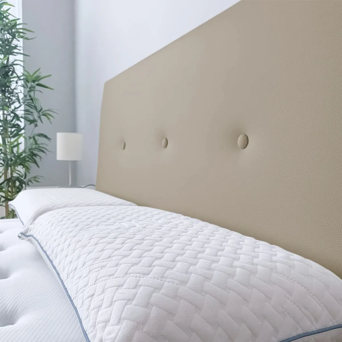 DUÉRMETE ONLINE - Cabecero Premium Acolchado Modelo Milán | Tapizado en Polipiel de Alta Gama-Incluye Herrajes y Tornillería, Madera, Beige, 145 x 60 cm (Cama 135/140)