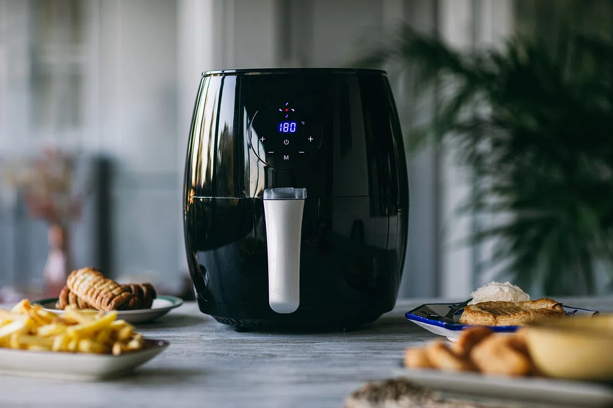 Family Care Freidora sin Aceite 3,5 Litros, Air Fryer, 1500W, 6 Programas, Pantalla LED Táctil, Tiempo y Temperatura regulable, Sin BPA/PFOA, Fácil Limpieza