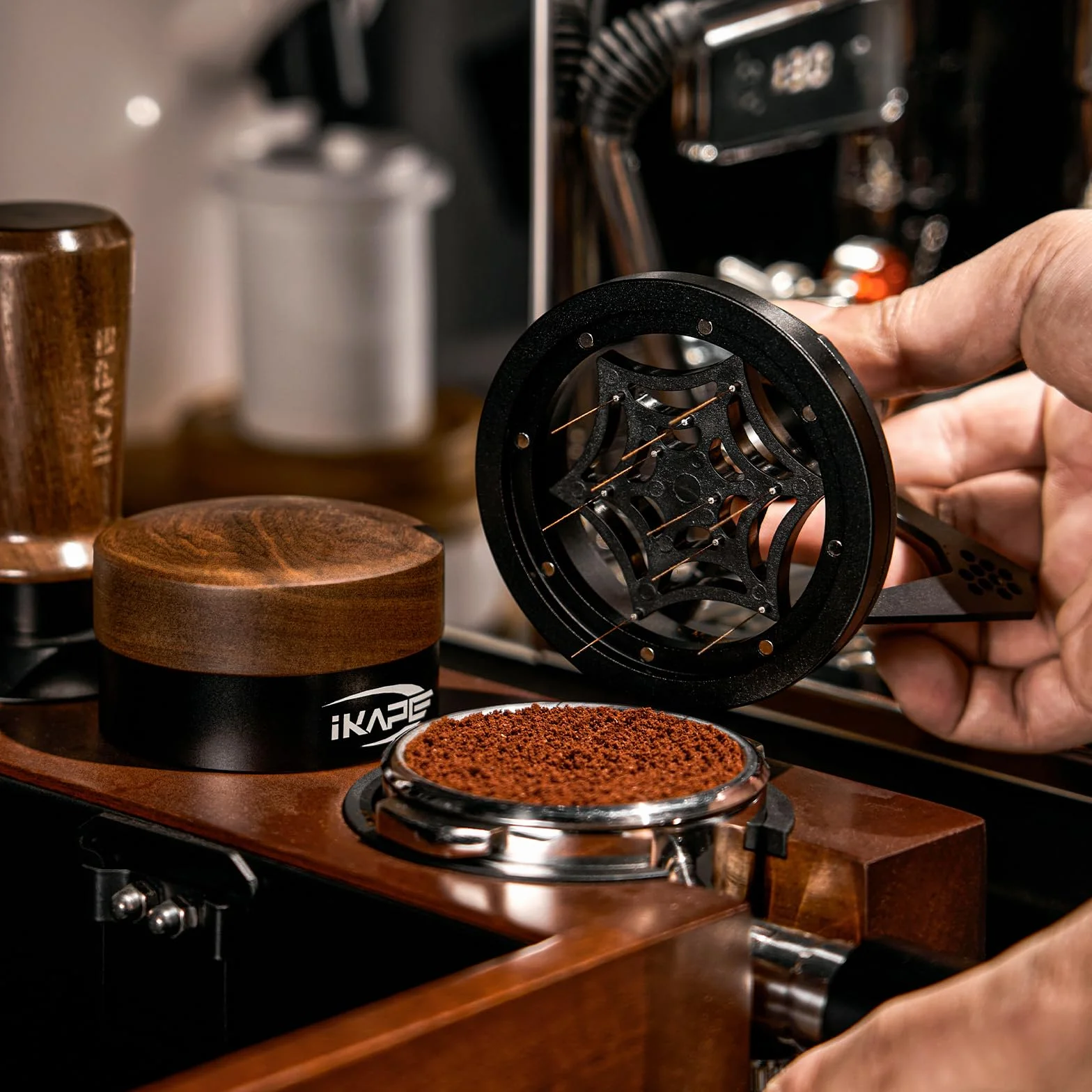 IKAPE Mantis WDT Herramienta de distribución, V3-58.5 mm, herramienta de distribución de agitador de espresso para barista, agitador de espresso de 8 agujas con embudo dosificador y soporte, altura de