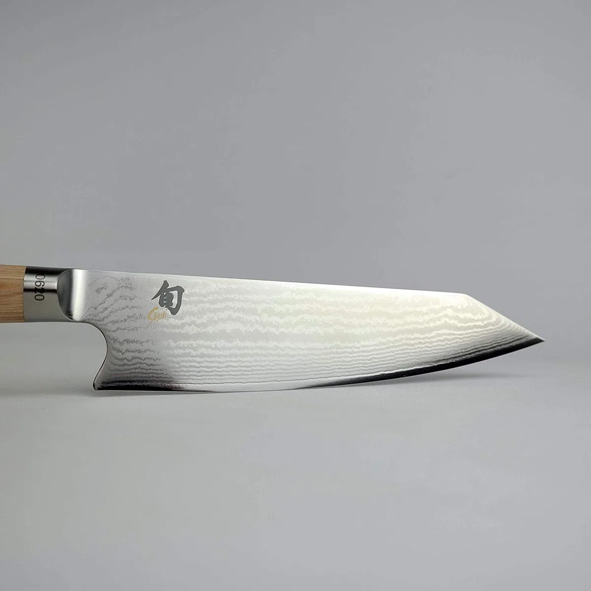 Kai Shun Classic White Kiritsuke DM-0777W - Cuchillo de damasco de edición limitada (5555 unidades) + tabla de cortar roble 30 x 20 cm, cuchillo de chef japonés con damasco de 32 capas, pulido por